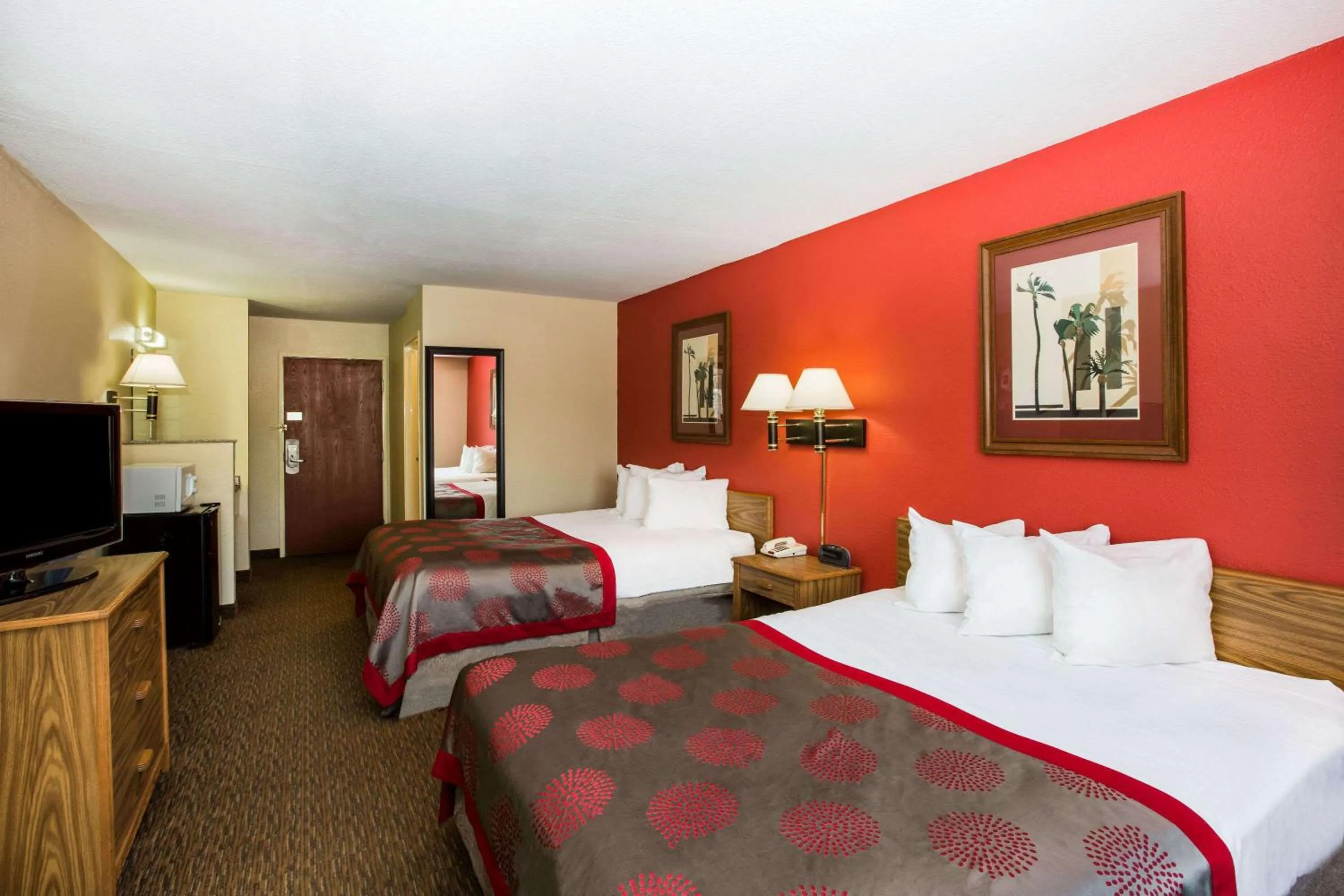 Queen Room with Two Queen Beds - Non-Smoking in Ramada by Wyndham Sioux Falls