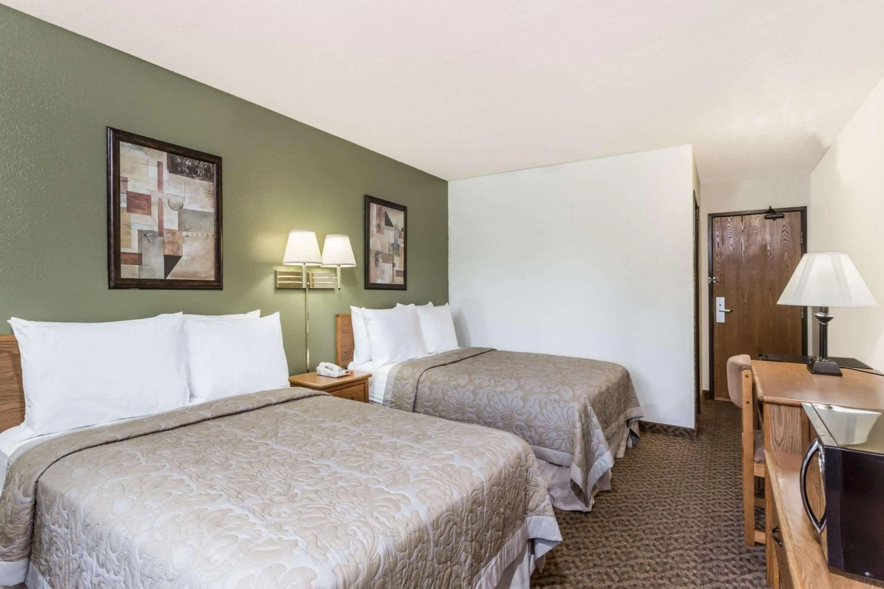 Deluxe Double Room with Two Double Beds - Non-Smoking in Super 8 by Wyndham Hampton