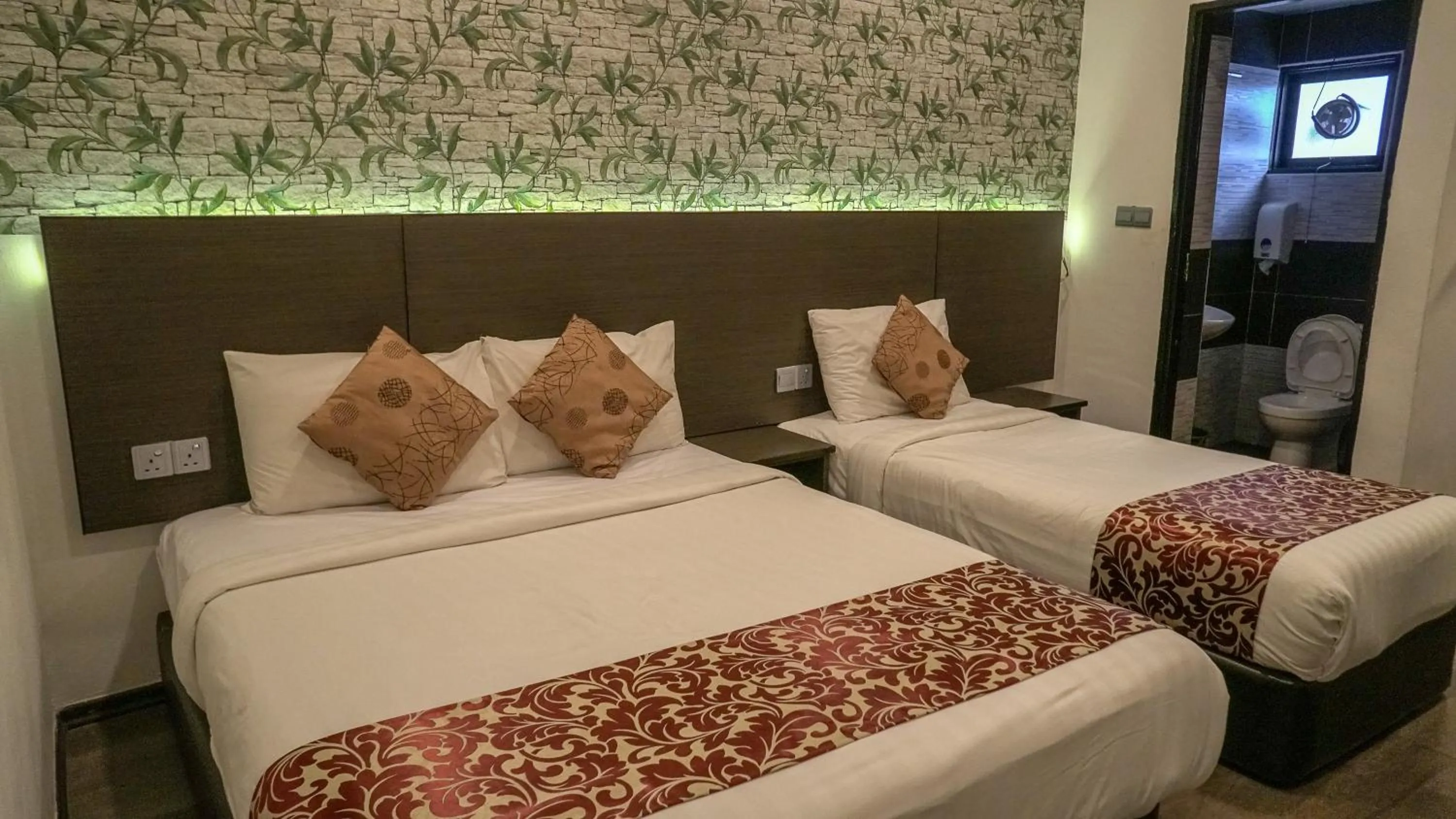 Deluxe Triple Room in Highlanders Hotel