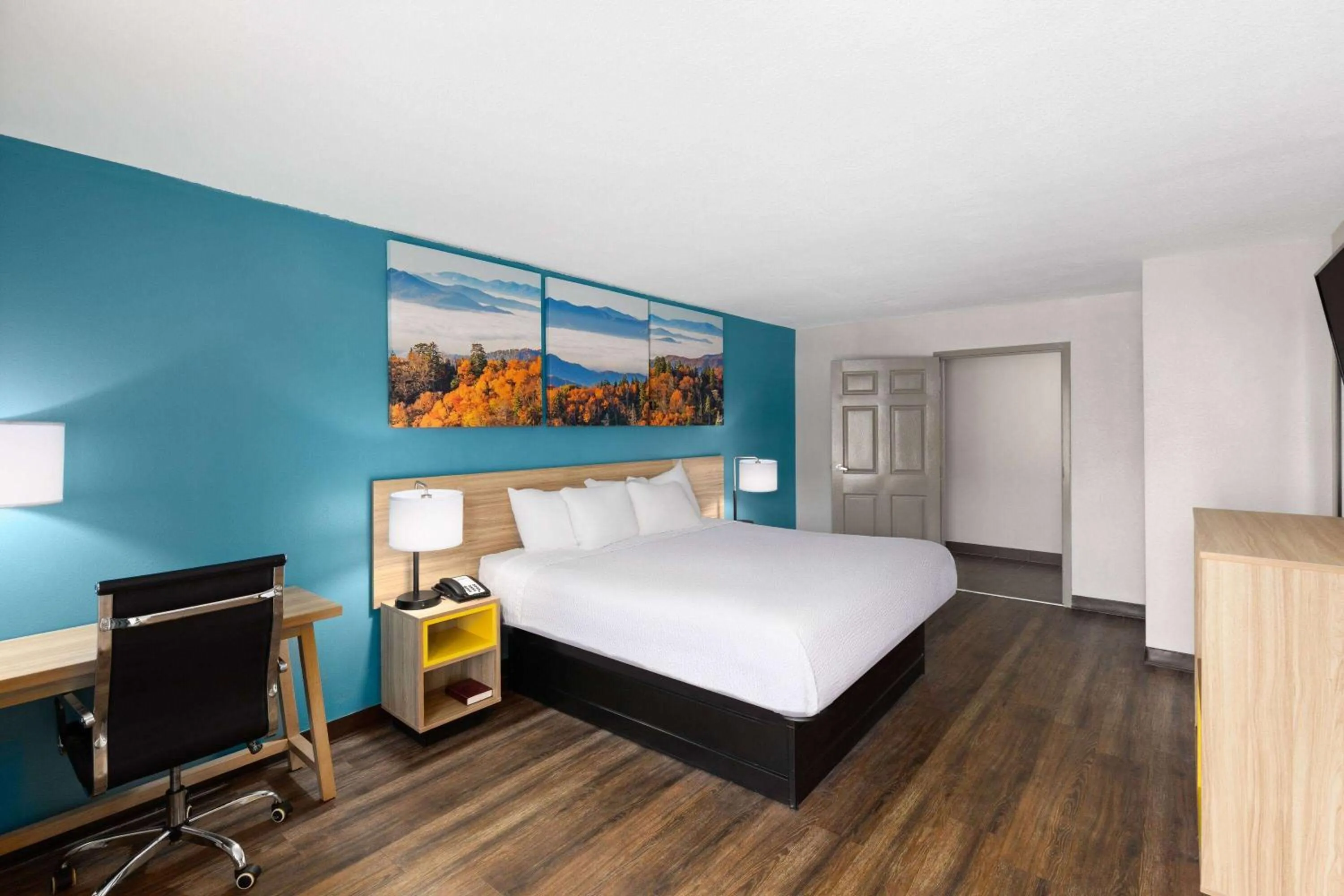 King Room - Disability Access/Non-Smoking in Days Inn by Wyndham Clarksville North EXIT 4