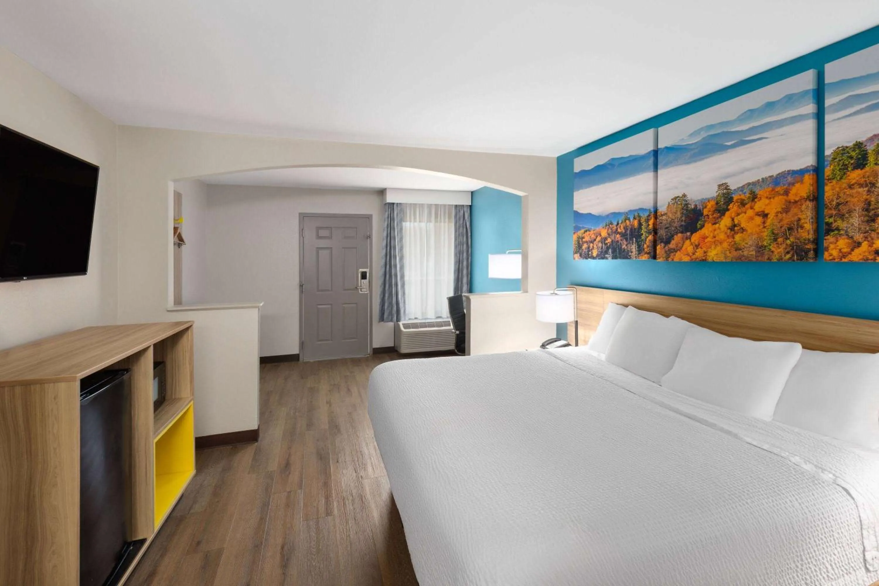 King Room - Non-Smoking in Days Inn by Wyndham Clarksville North EXIT 4