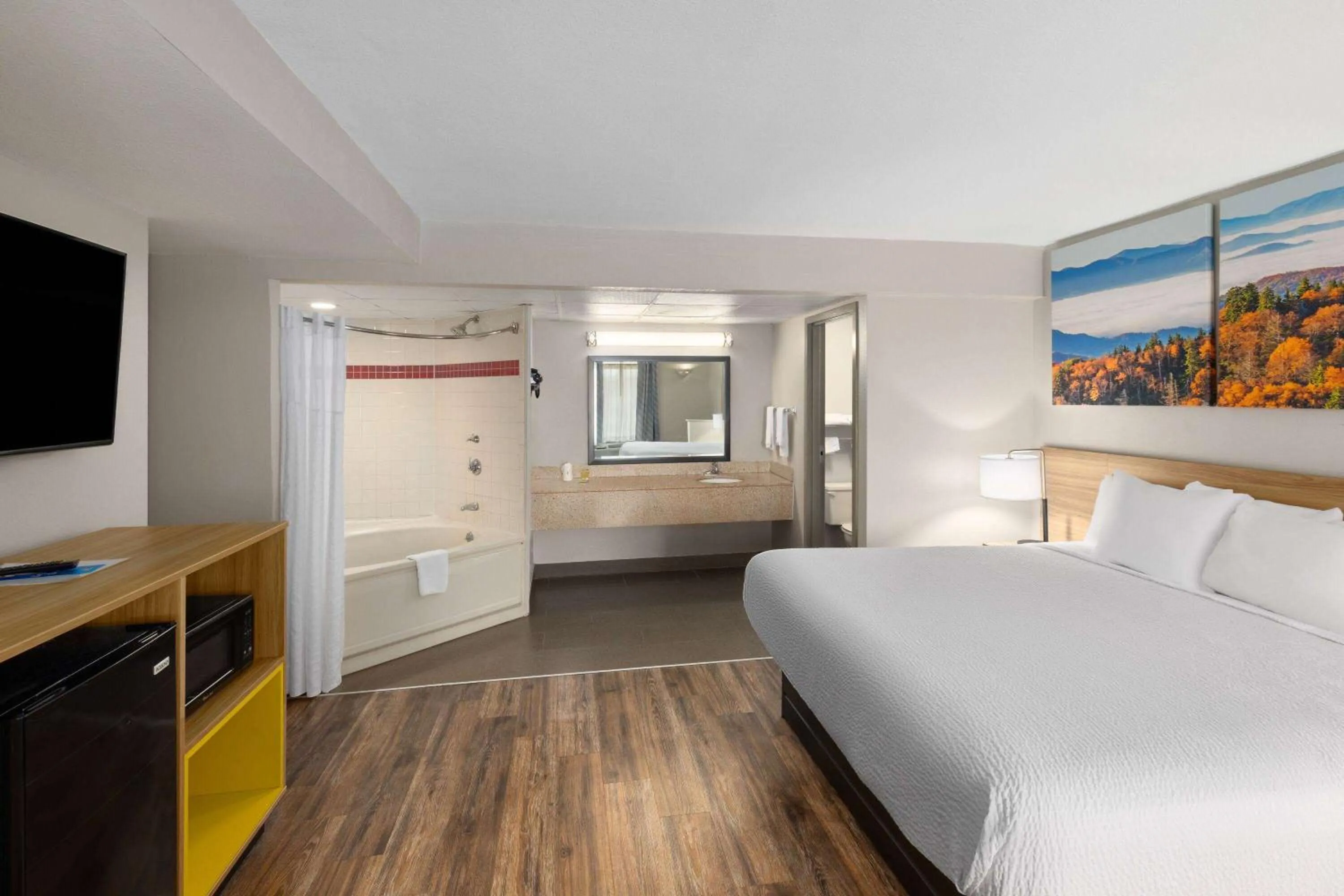 King Studio Suite - Smoking in Days Inn by Wyndham Clarksville North EXIT 4