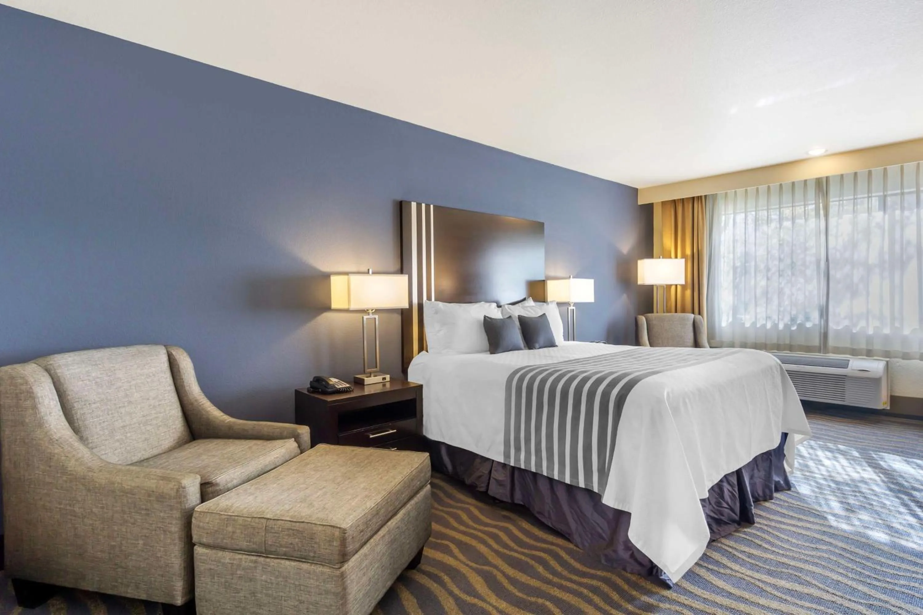 Queen Room in Best Western Plus Edmonds Harbor Inn