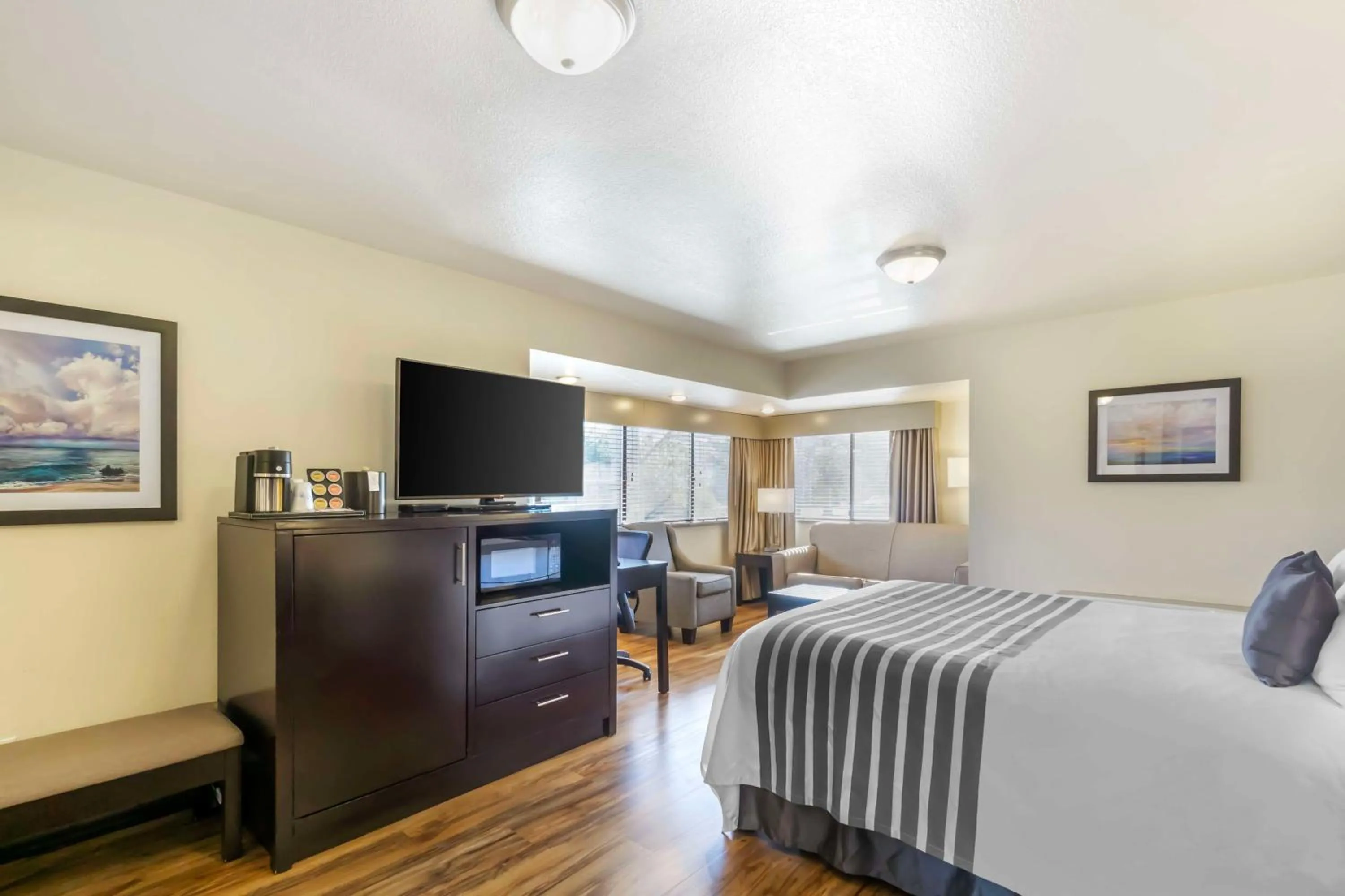 Deluxe Queen Room - Non-Smoking in Best Western Plus Edmonds Harbor Inn