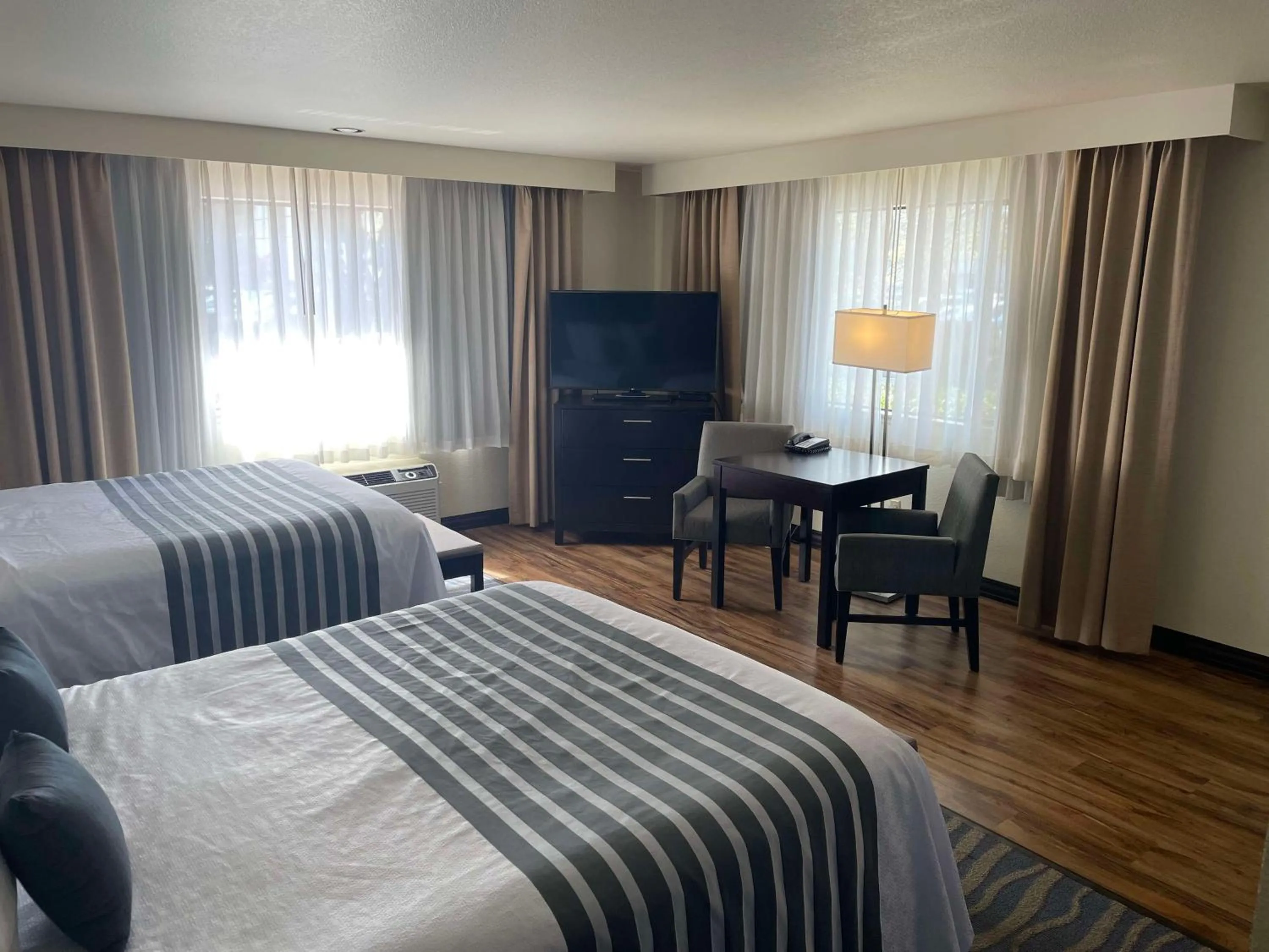 Queen Room with Two Queen Beds with Kitchenette in Best Western Plus Edmonds Harbor Inn