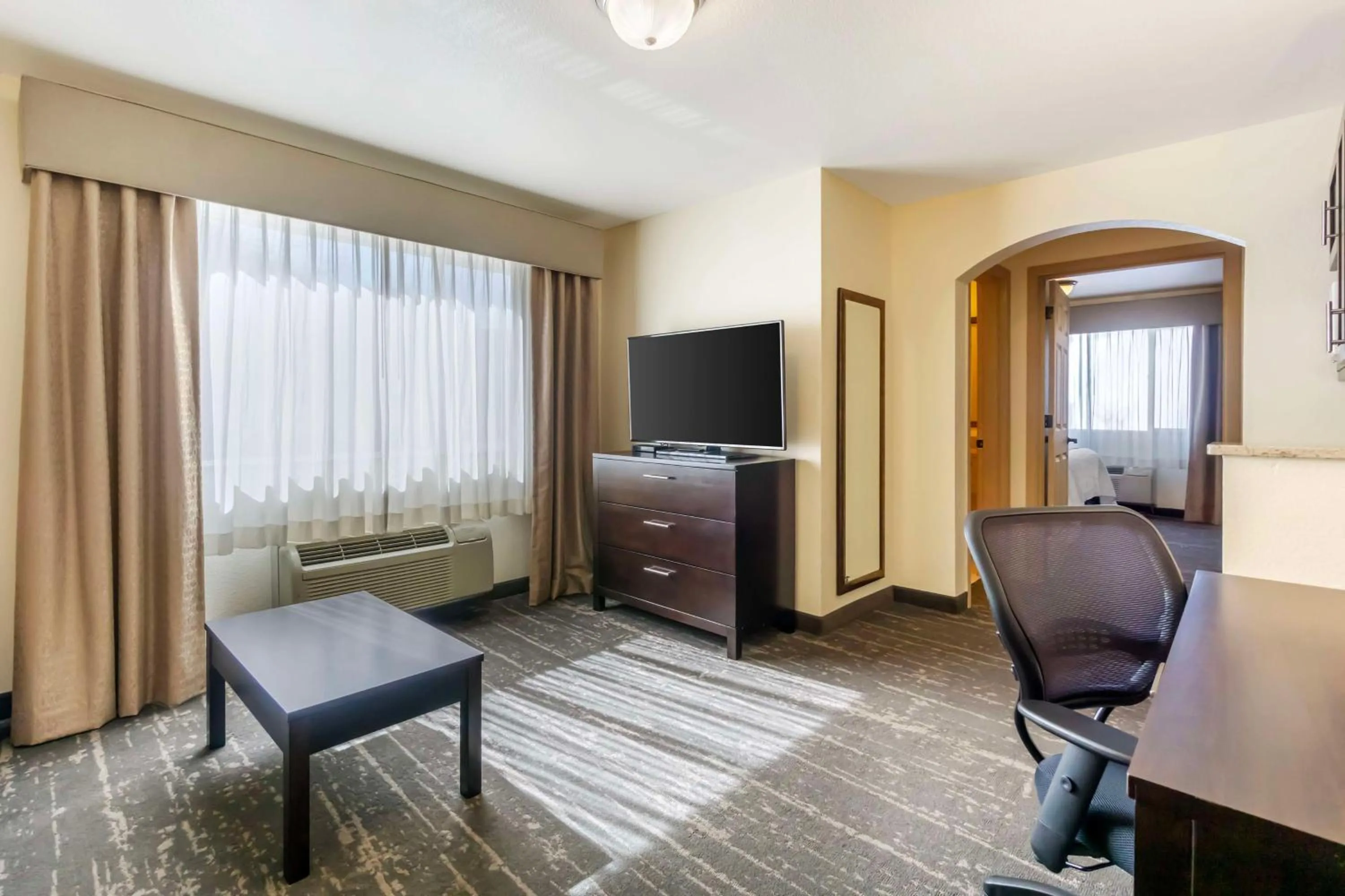 Queen Suite - Disability Access/Non-Smoking in Best Western Plus Edmonds Harbor Inn