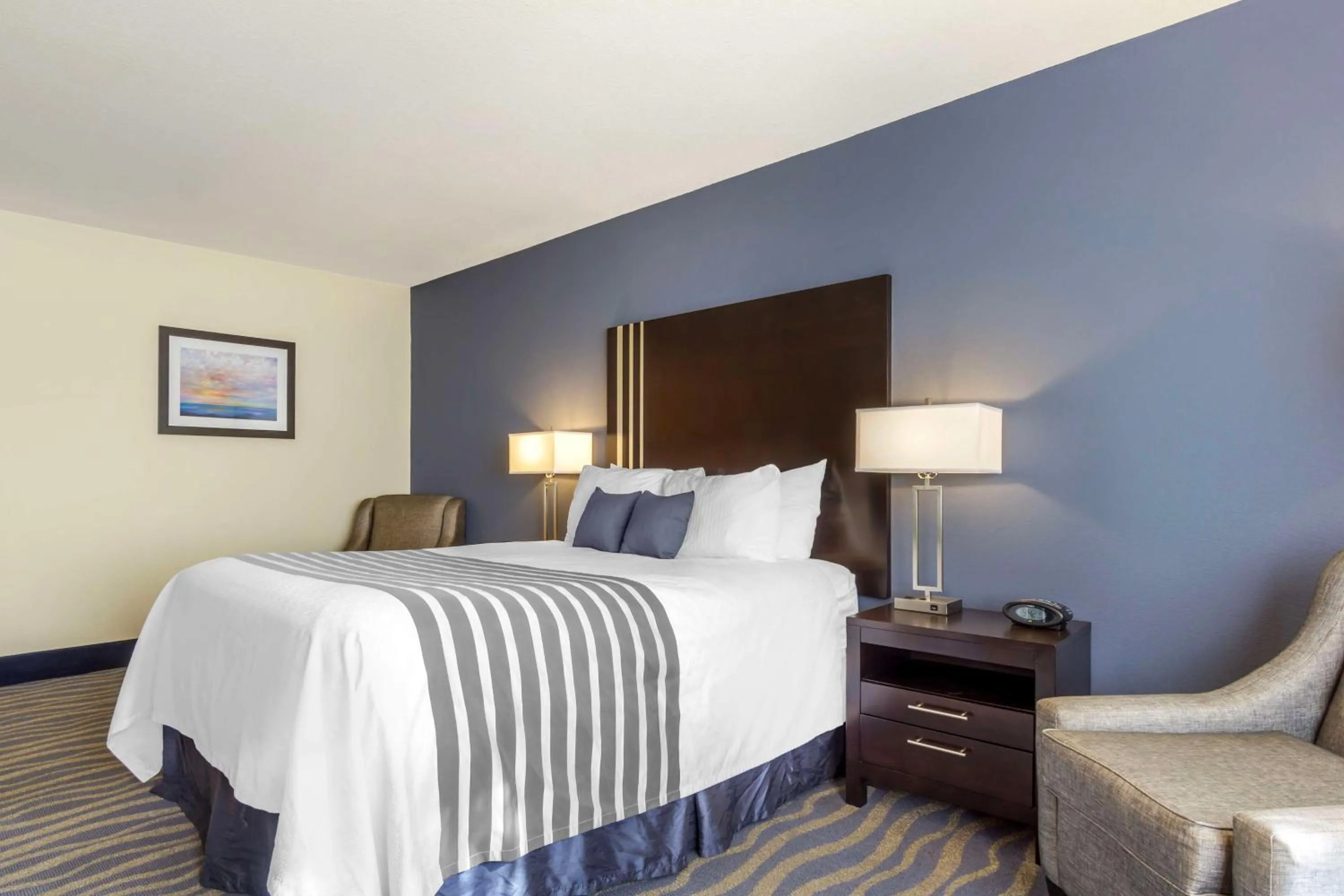 Queen Room with Bath Tub - Mobility Accessible/Non-Smoking in Best Western Plus Edmonds Harbor Inn