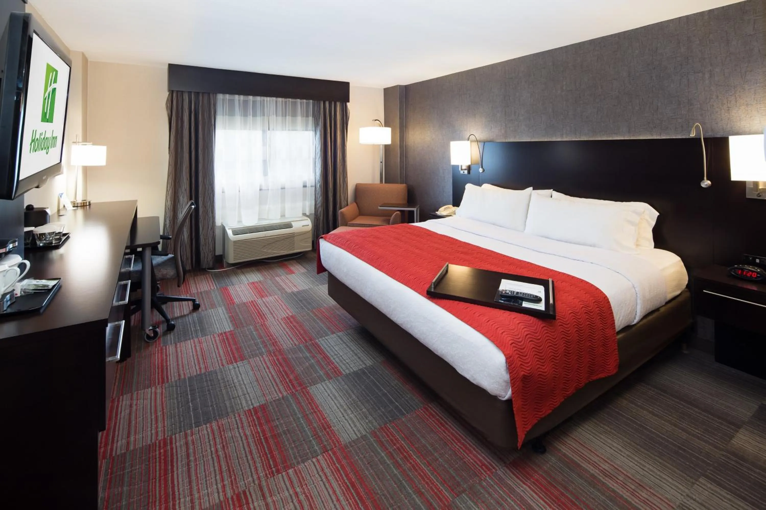 Standard King Room with River View in Holiday Inn Milwaukee Riverfront by IHG