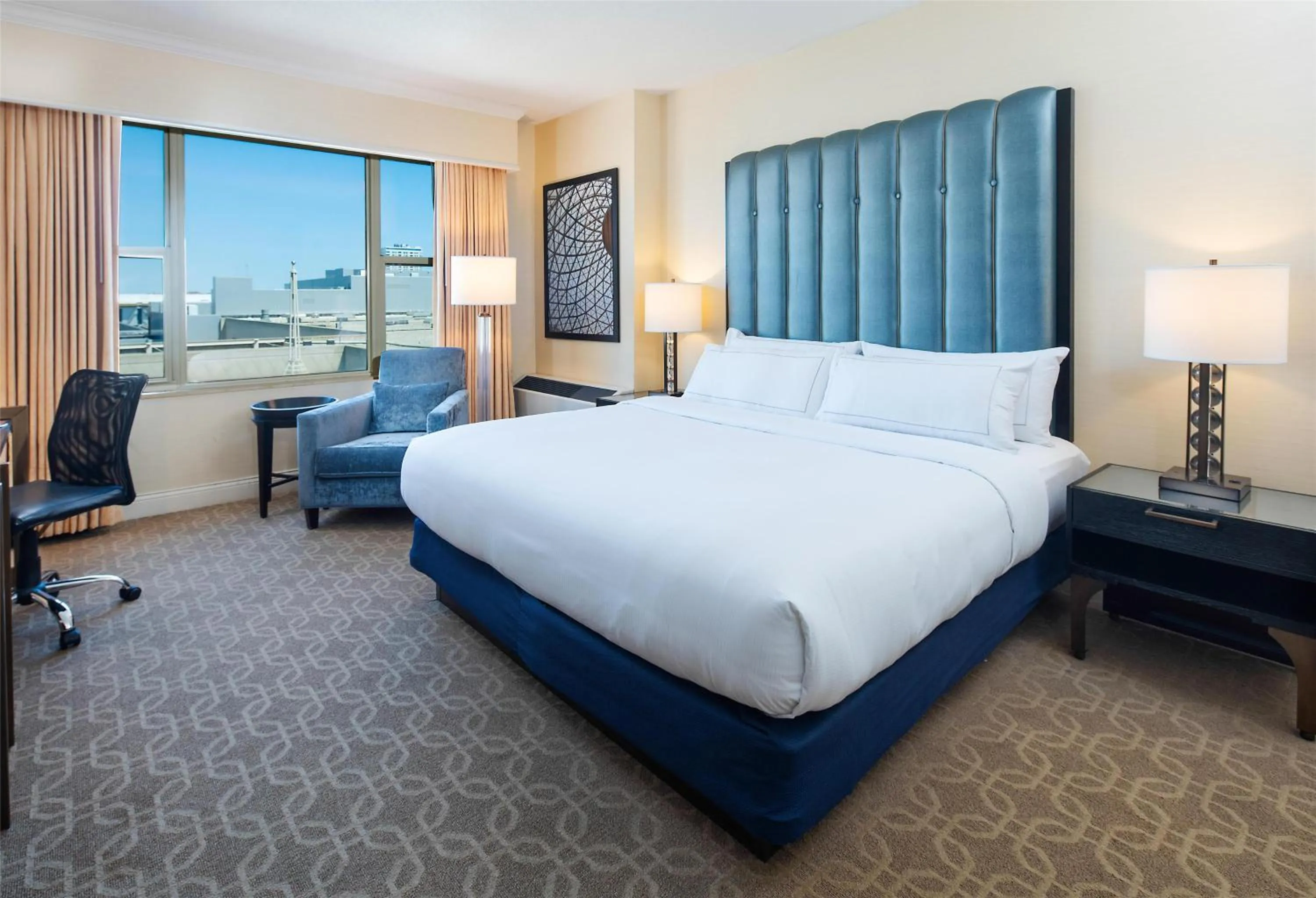 King Room with Bath Tub - Mobility Access in Hilton Milwaukee