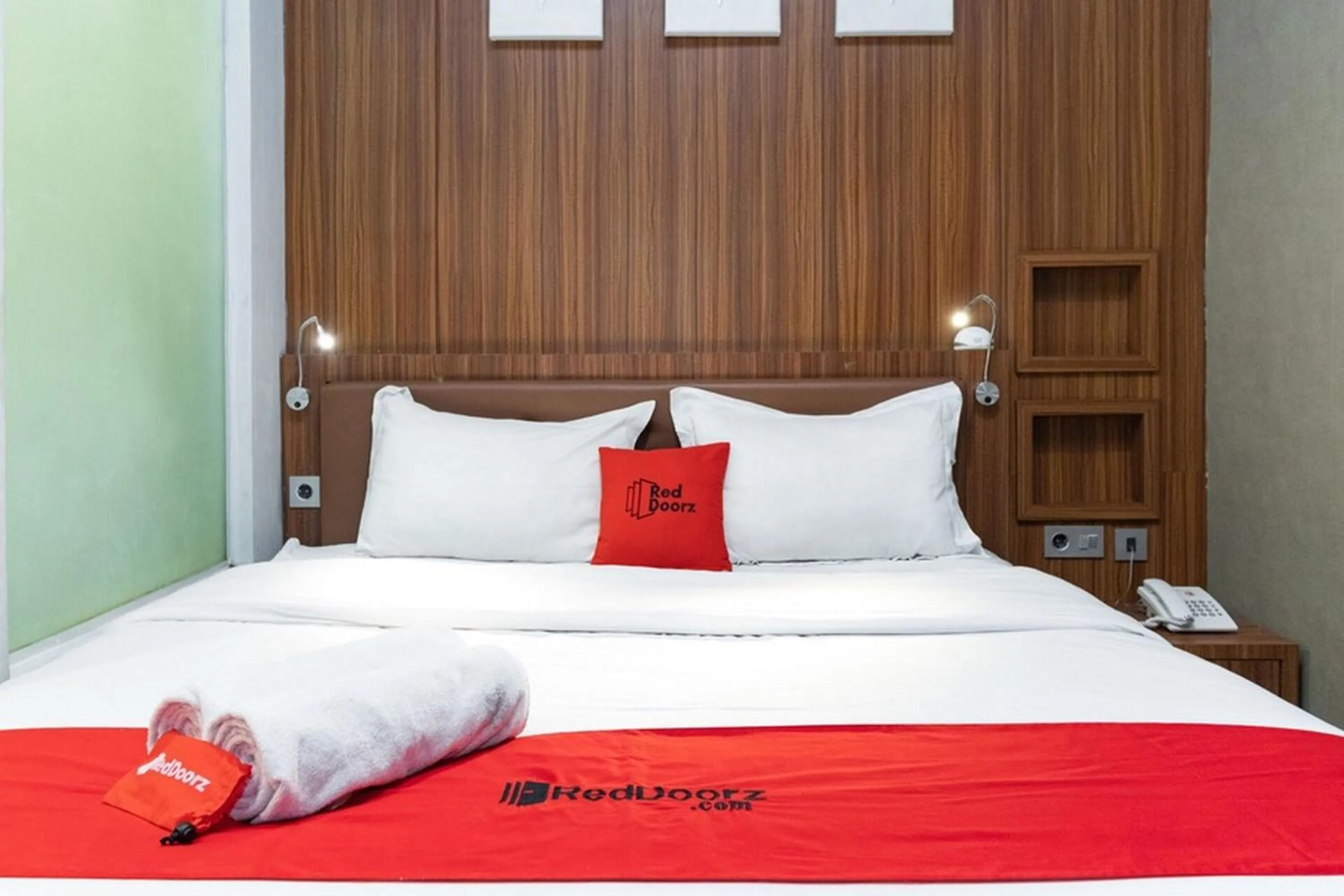 Deluxe Room in RedDoorz Premium near Centre Point Mall Medan