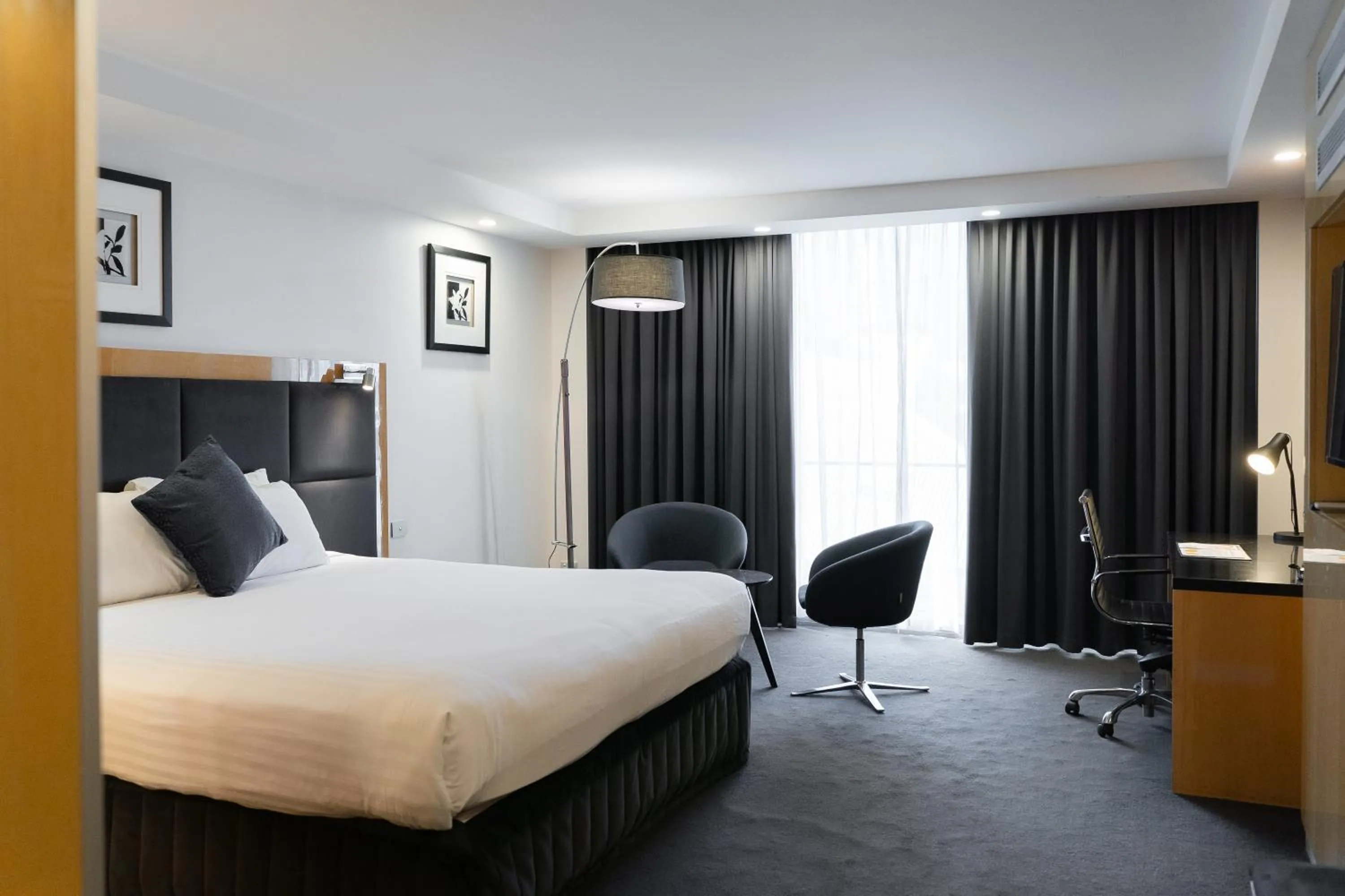 Superior King Room in Adelaide Rockford