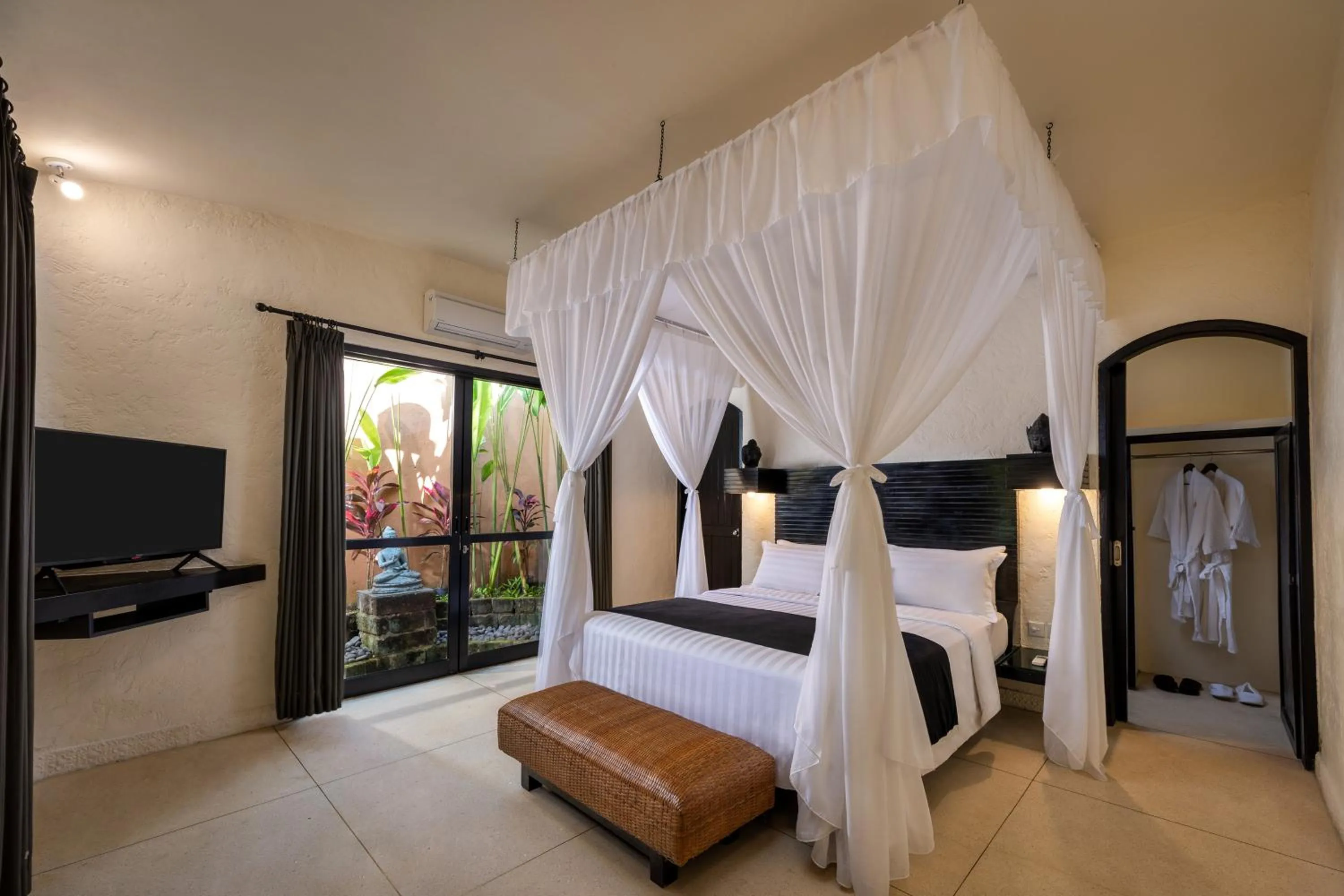 Five Bedroom Villa with Private Pool and Bathtub in Impiana Private Villas Seminyak