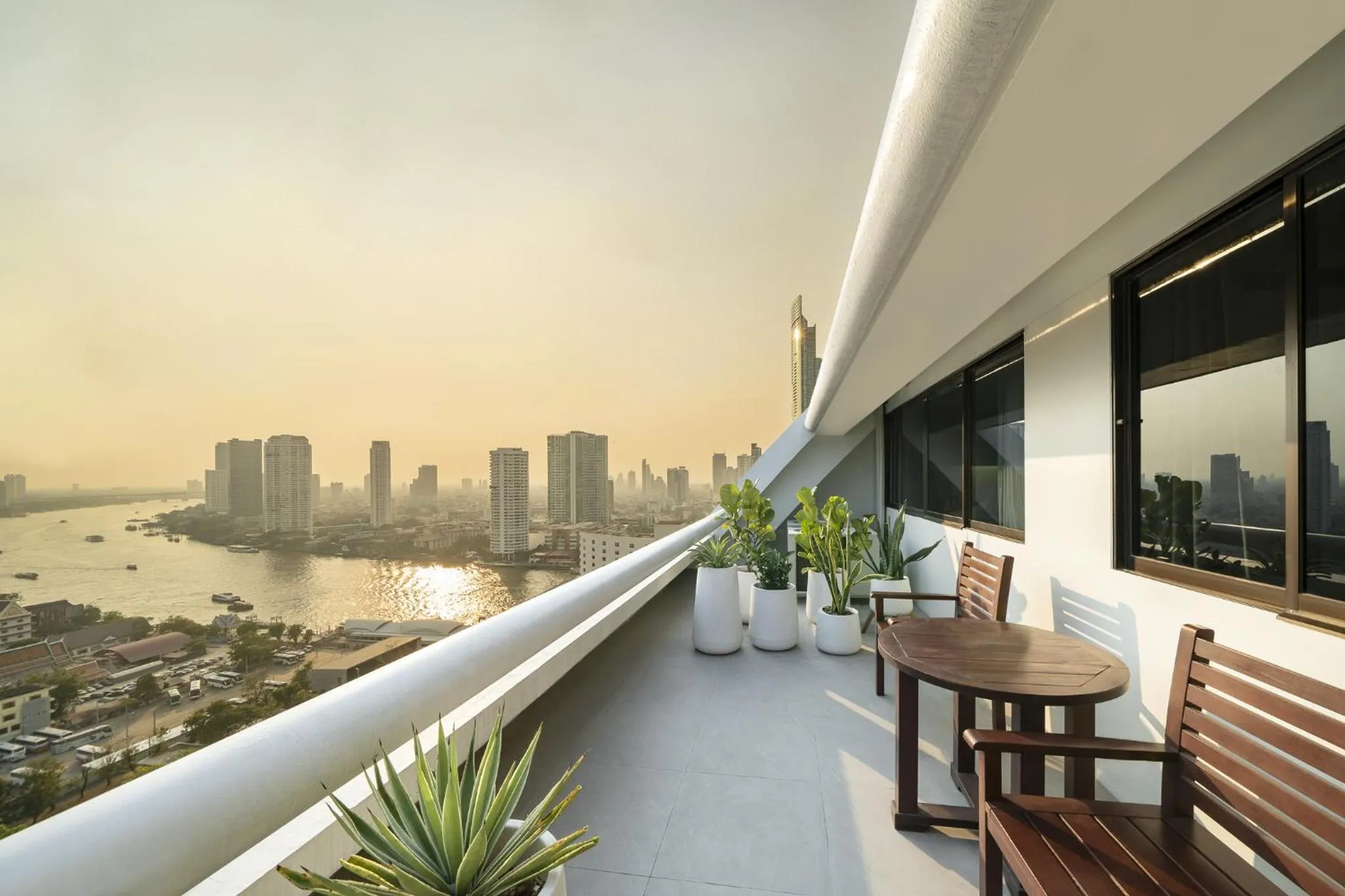 Deluxe Suite in Centre Point Plus Hotel Silom - Newly Renovated