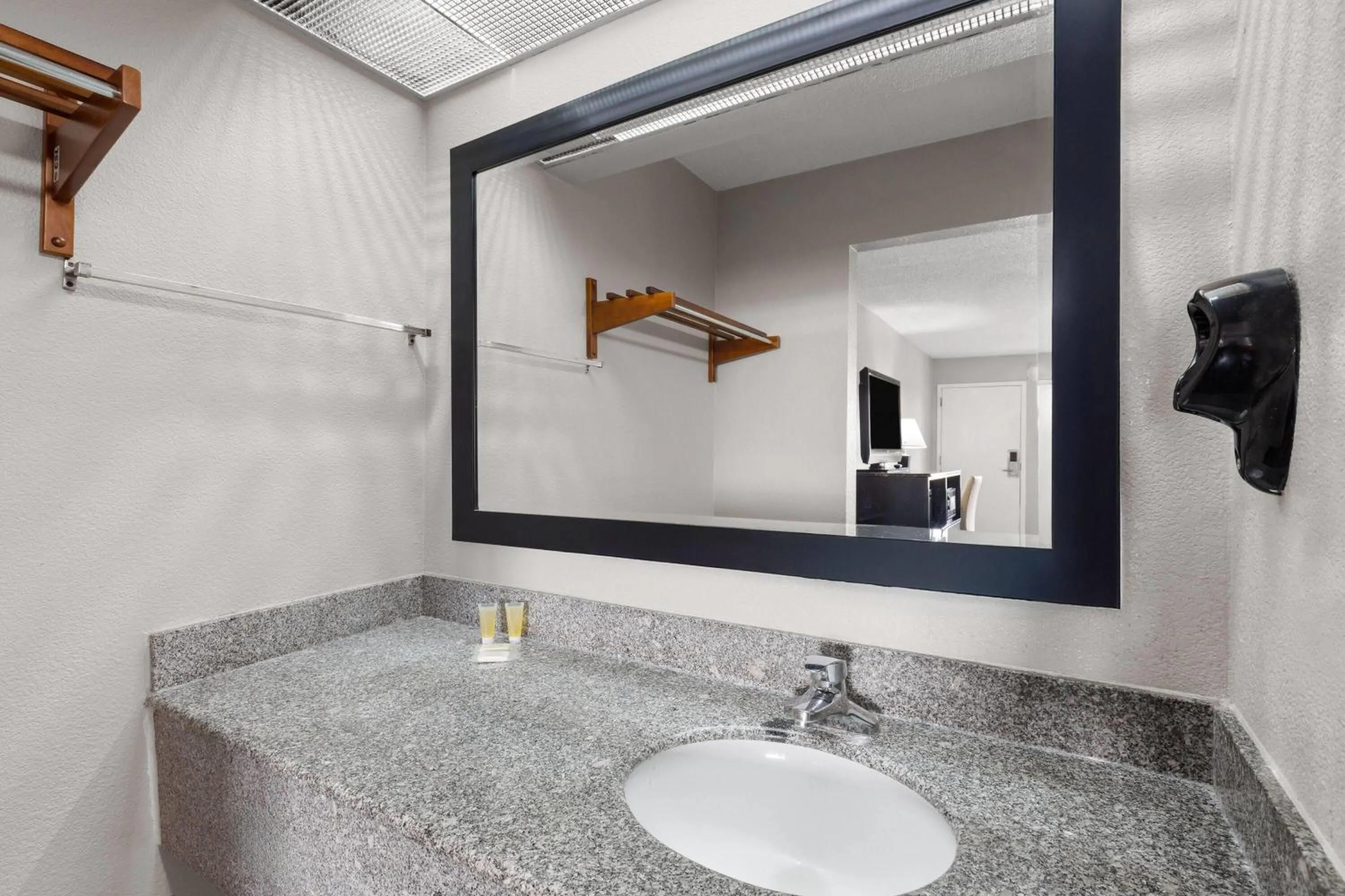 King Room - Non-Smoking in Super 8 by Wyndham Bulls Gap Greeneville Area