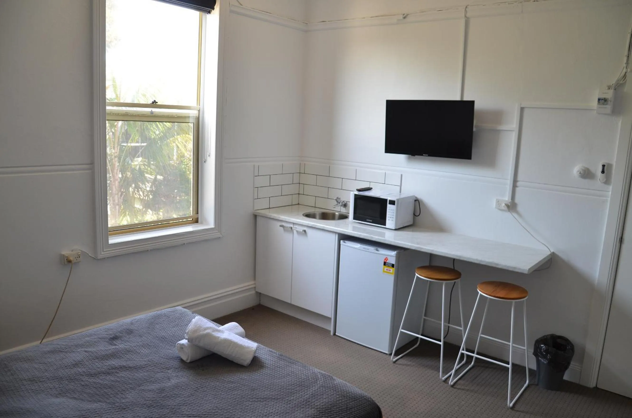 Queen Room with Partial Ocean View and Shared bathrooms in Manly Beach Guesthouse