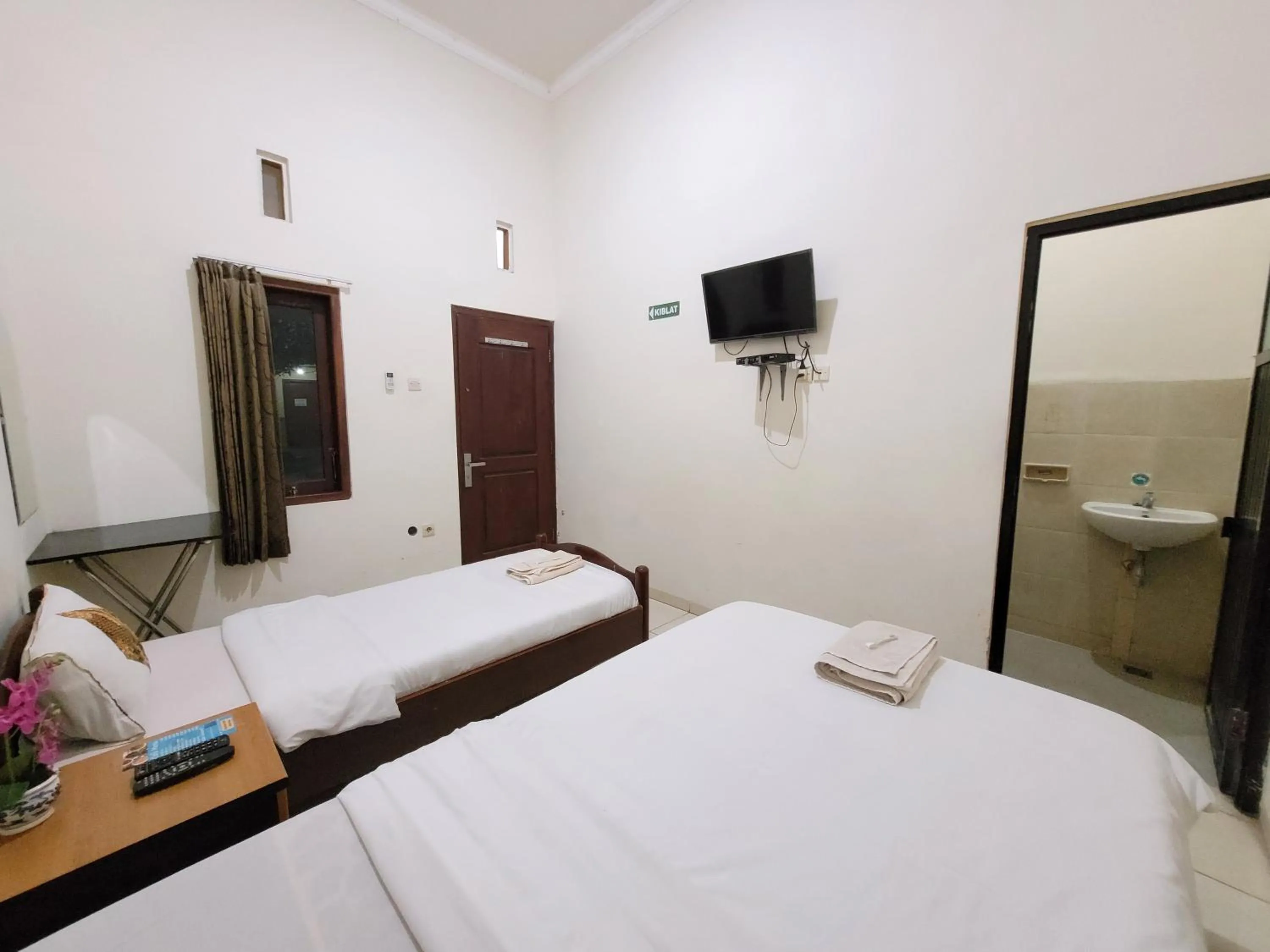 Standard Twin Room in Ndalem Katong Guest House Ponorogo