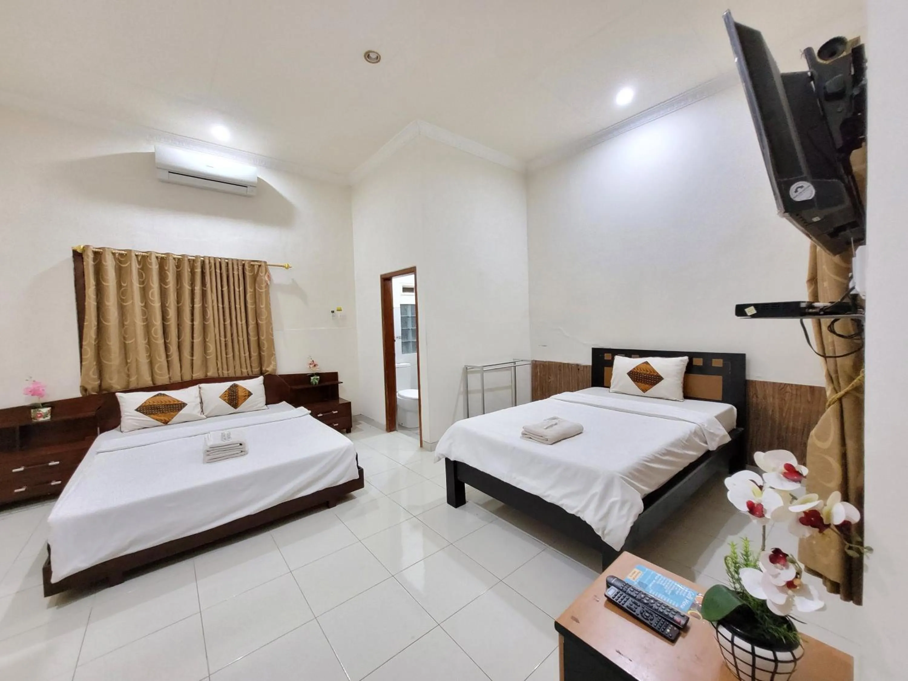Triple Room in Ndalem Katong Guest House Ponorogo