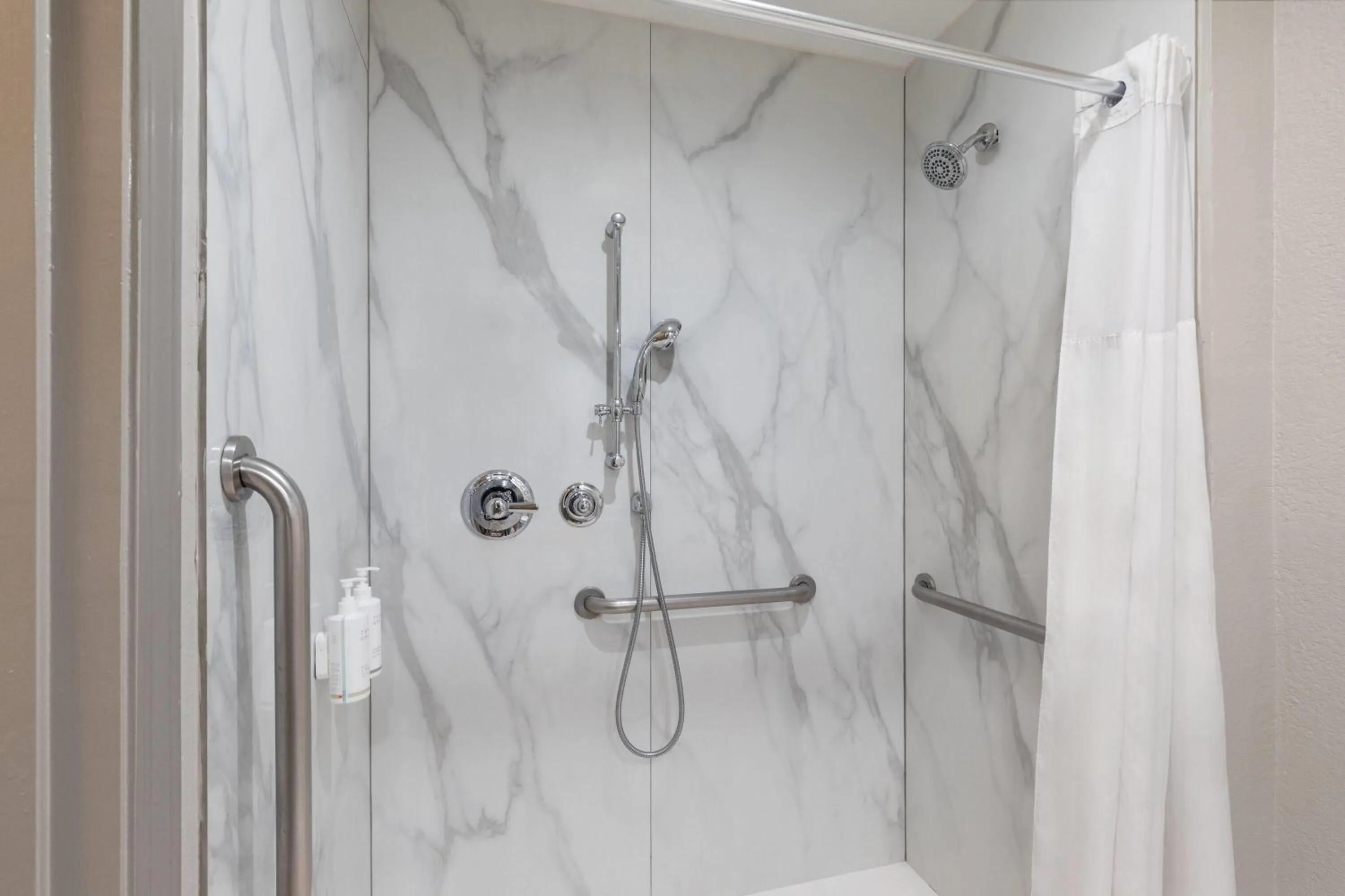 King Room - Disability Access/Non-Smoking in Days Inn by Wyndham Lincoln