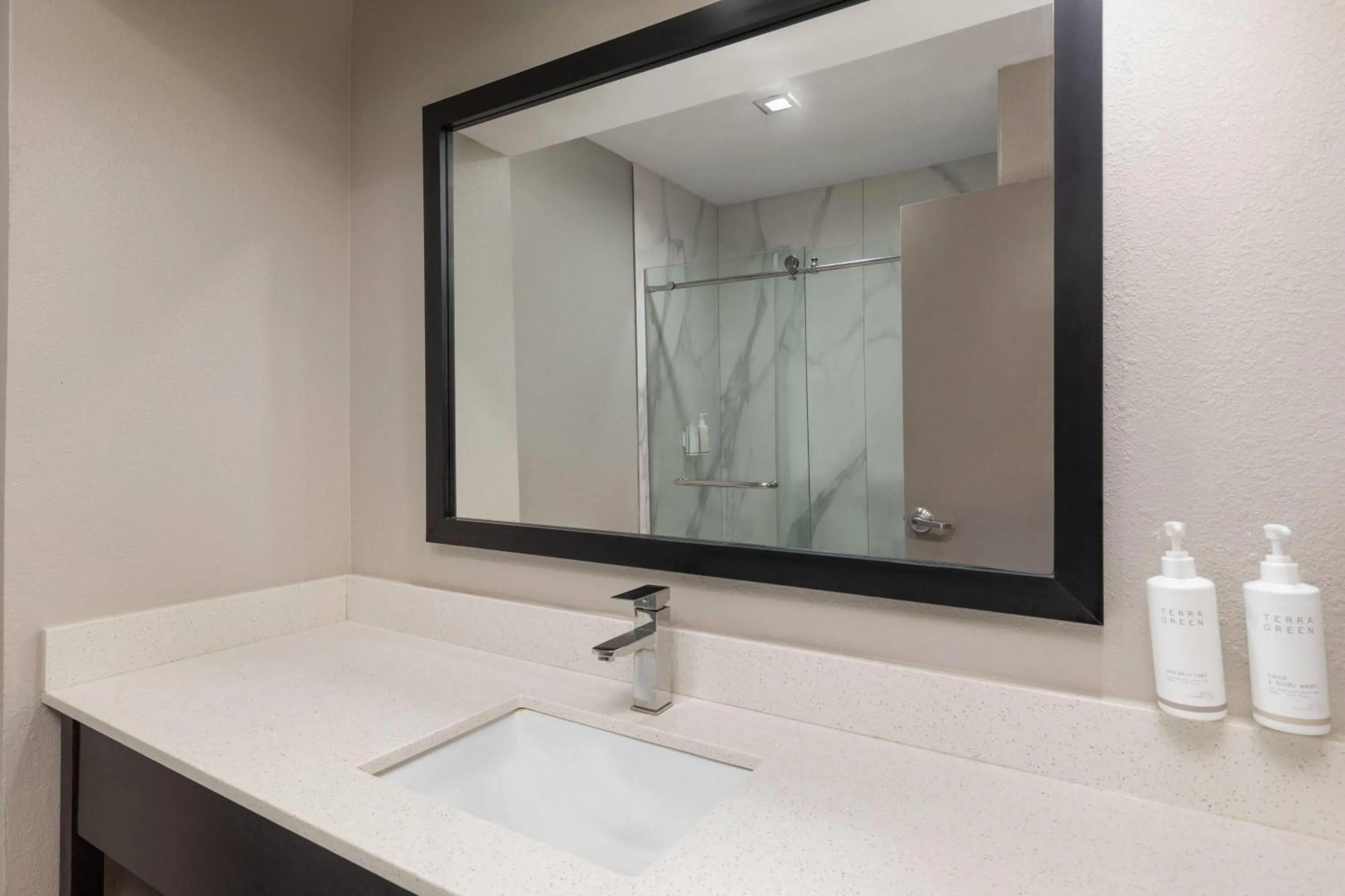 Queen Room with Two Queen Beds - Non-Smoking in Days Inn by Wyndham Lincoln