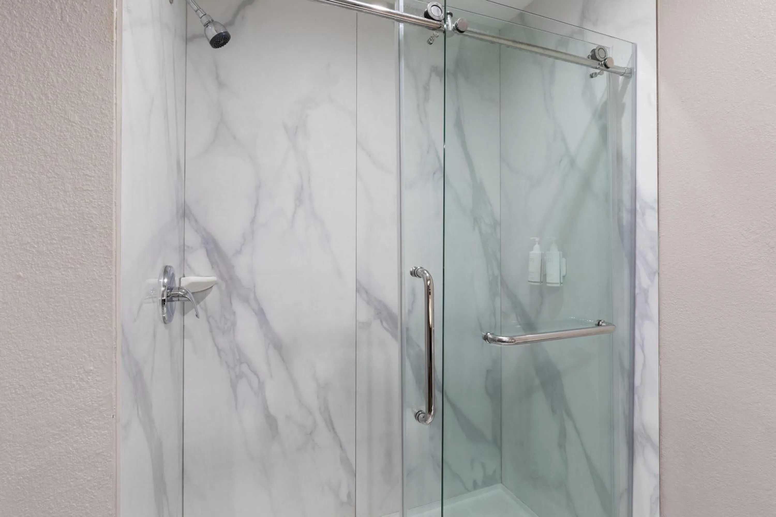 Queen Room with Two Queen Beds - Smoking in Days Inn by Wyndham Lincoln