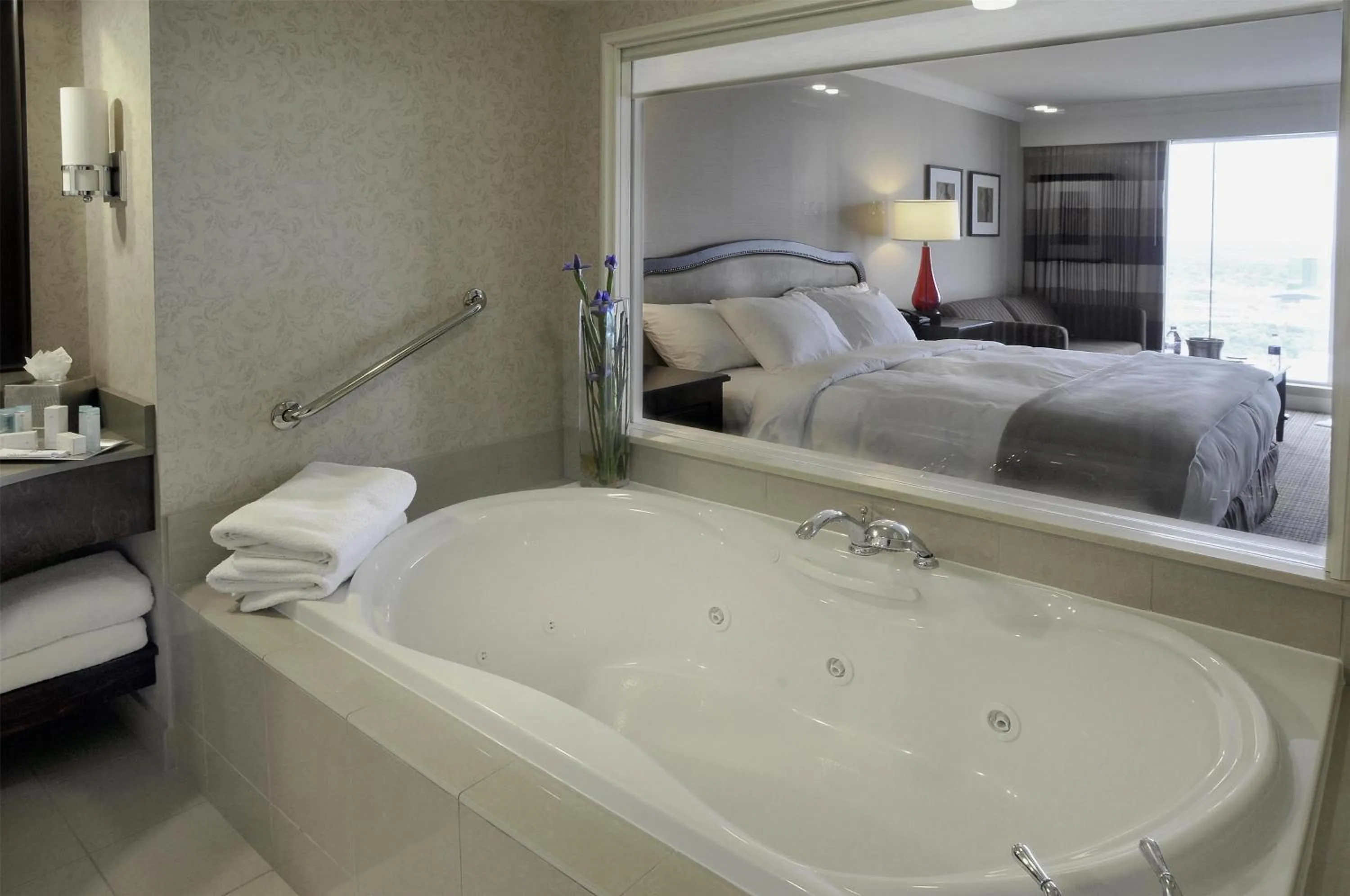 King Studio Suite with Spa Bath and Canadian/US Falls View in Hilton Niagara Falls/ Fallsview Hotel and Suites
