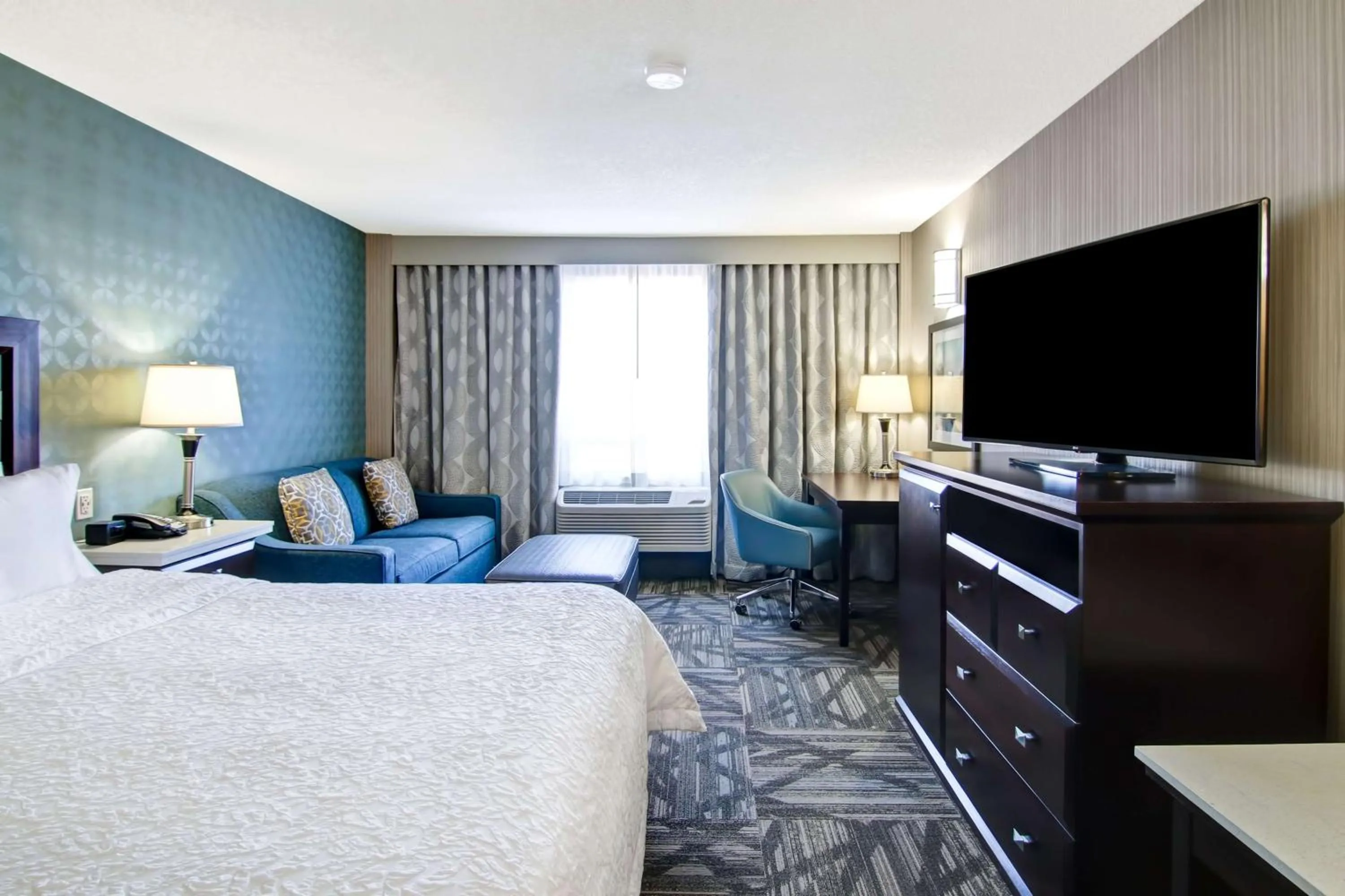 King Room - Disability Access/Non-Smoking in Hampton Inn & Suites by Hilton Calgary-Airport
