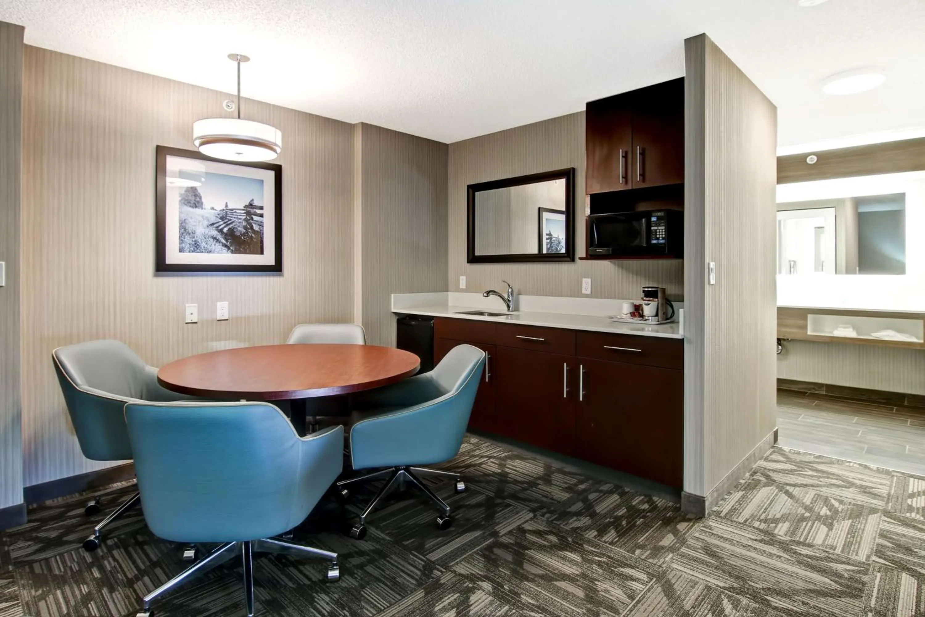 King Meeting Suite - Non-Smoking in Hampton Inn & Suites by Hilton Calgary-Airport