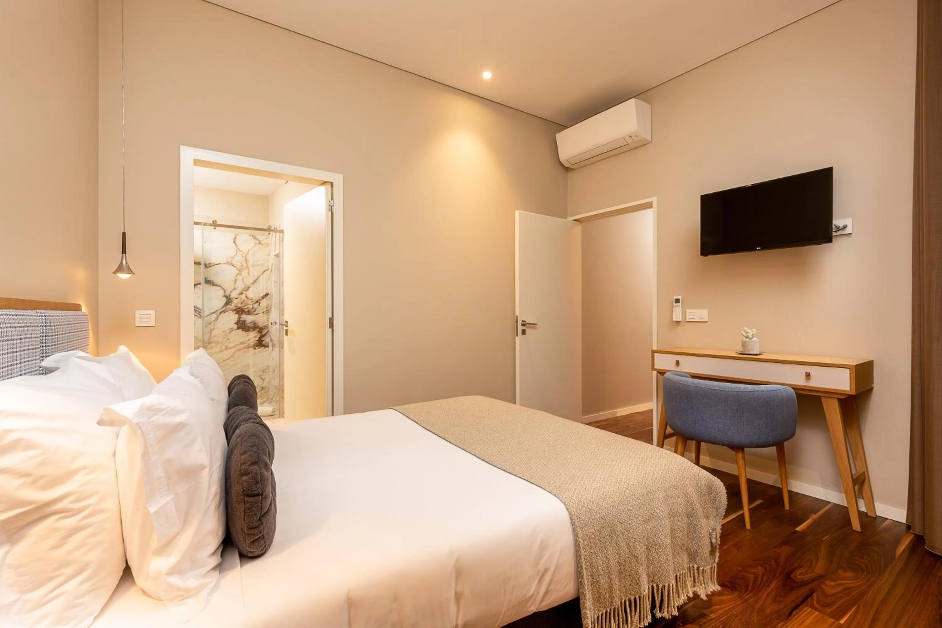 One-Bedroom Apartment with Balcony in RS Porto Historic Center