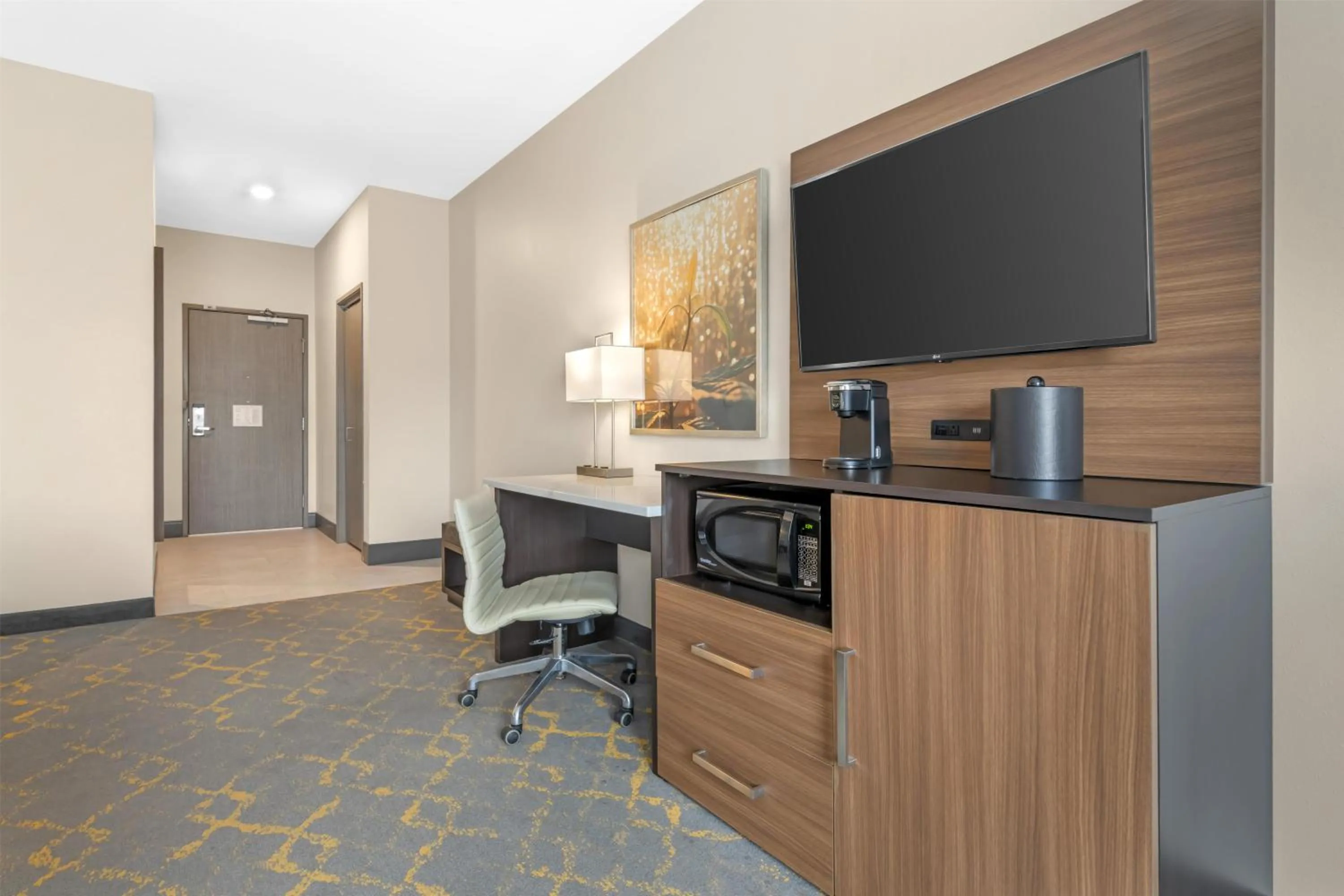 King Room with Bath Tub - Mobility Accessible in Best Western Plus Isanti