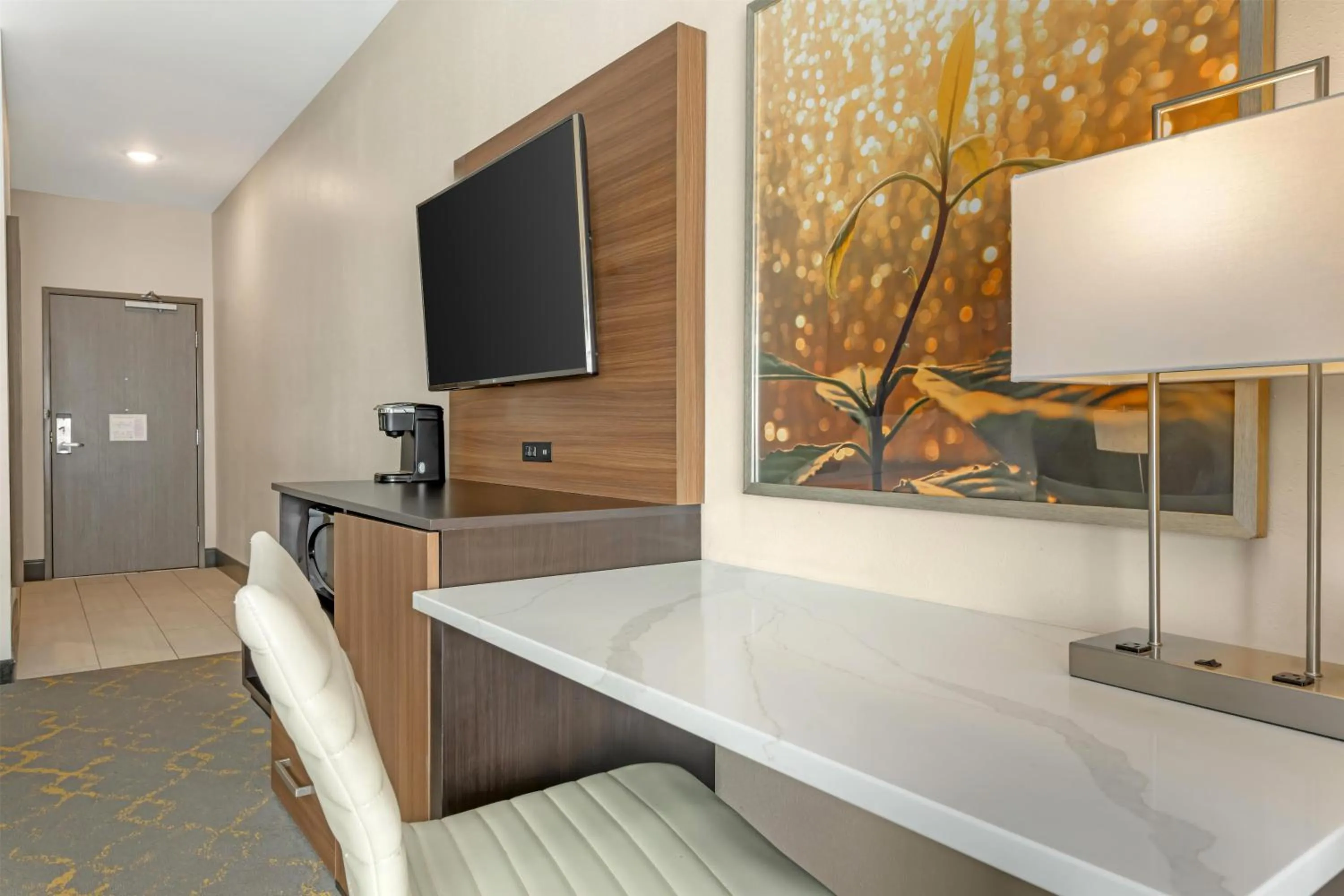 Queen Room with Two Queen Beds - Mobility Accessible with Roll-in Shower in Best Western Plus Isanti