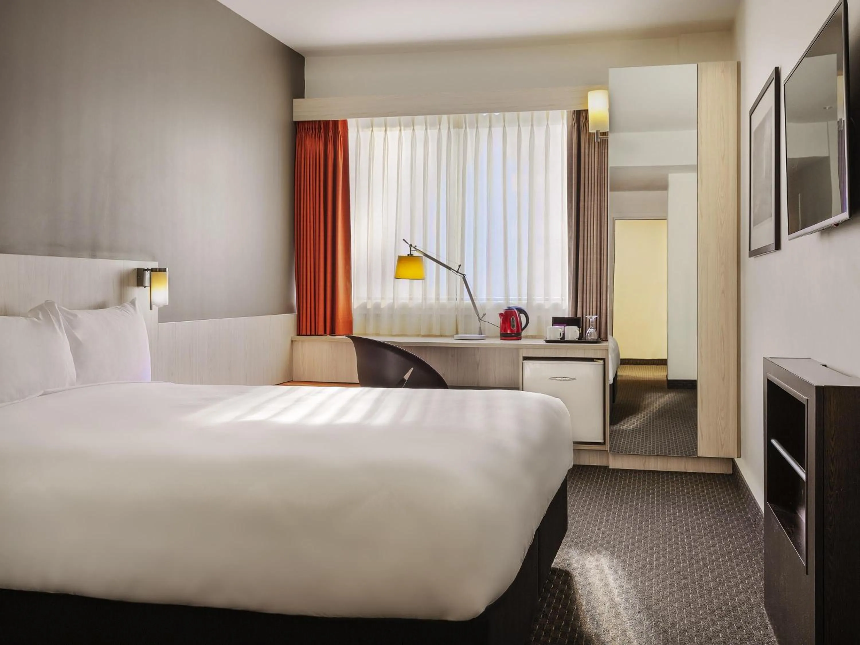 Standard Queen Room - Mobility Accessible in ibis Wellington