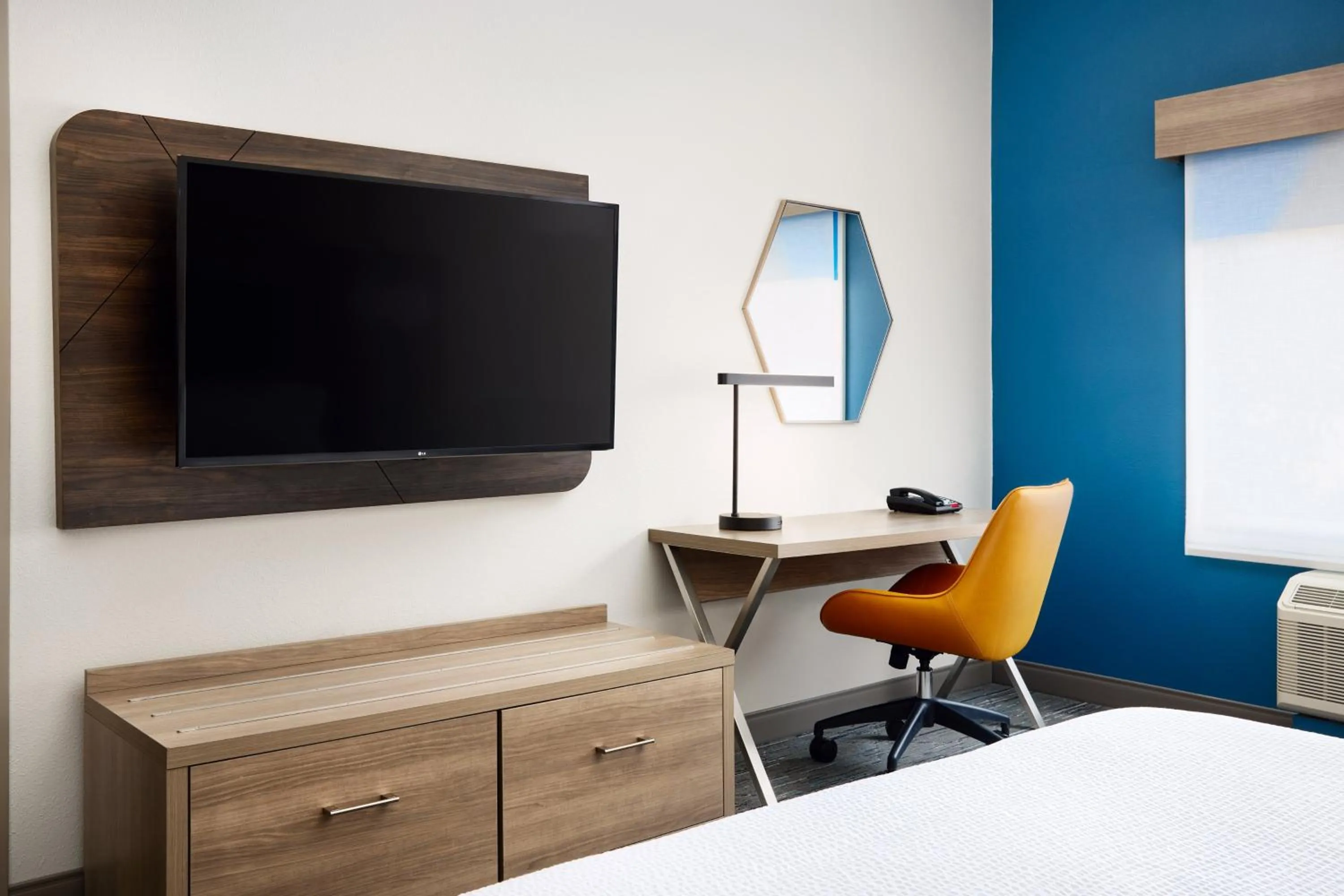 Queen Suite with Two Queen Beds in Holiday Inn Express and Suites Wheeling by IHG