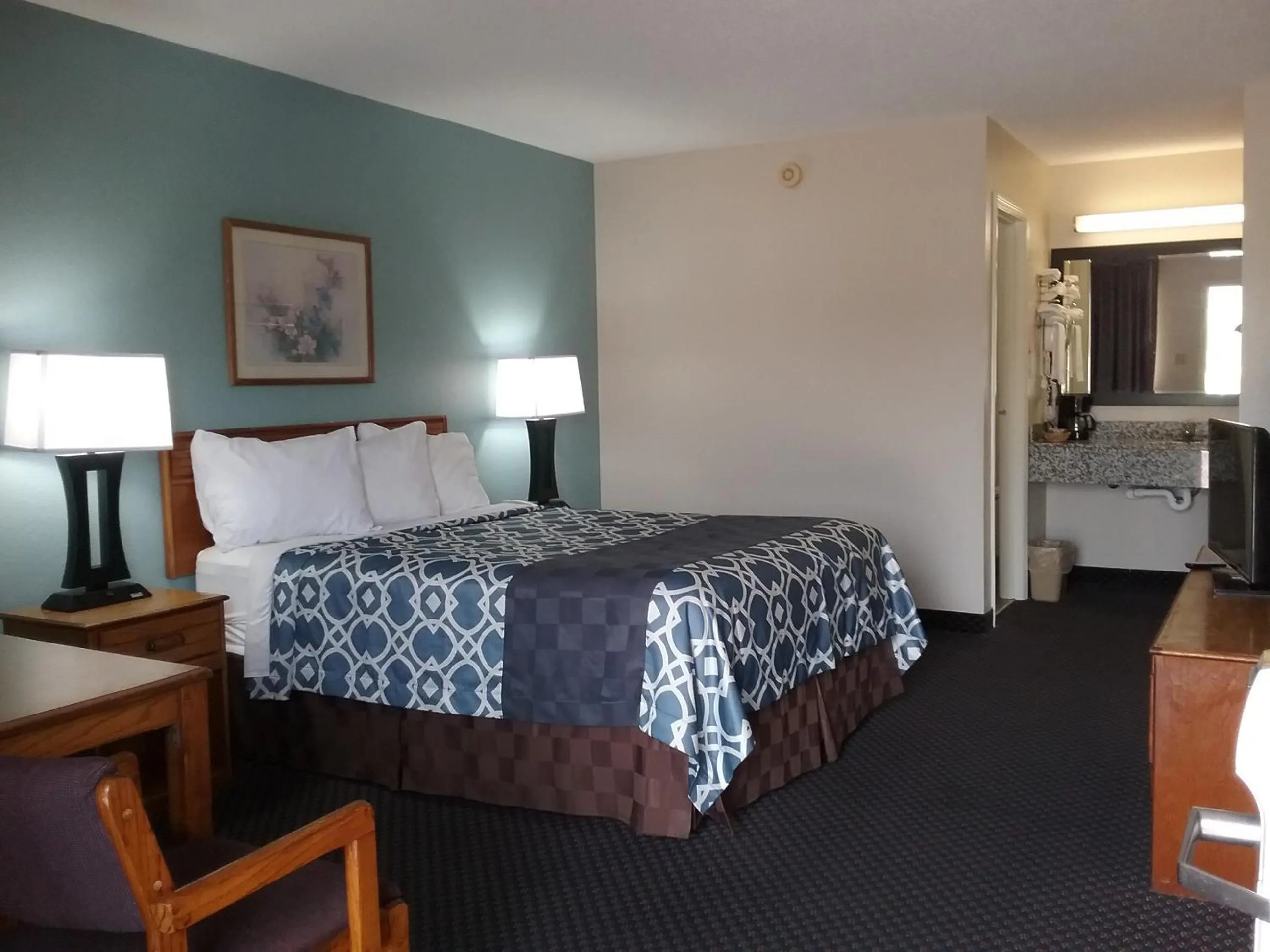 Queen Room - Non-Smoking in Americas Best Value Inn Blue Ridge