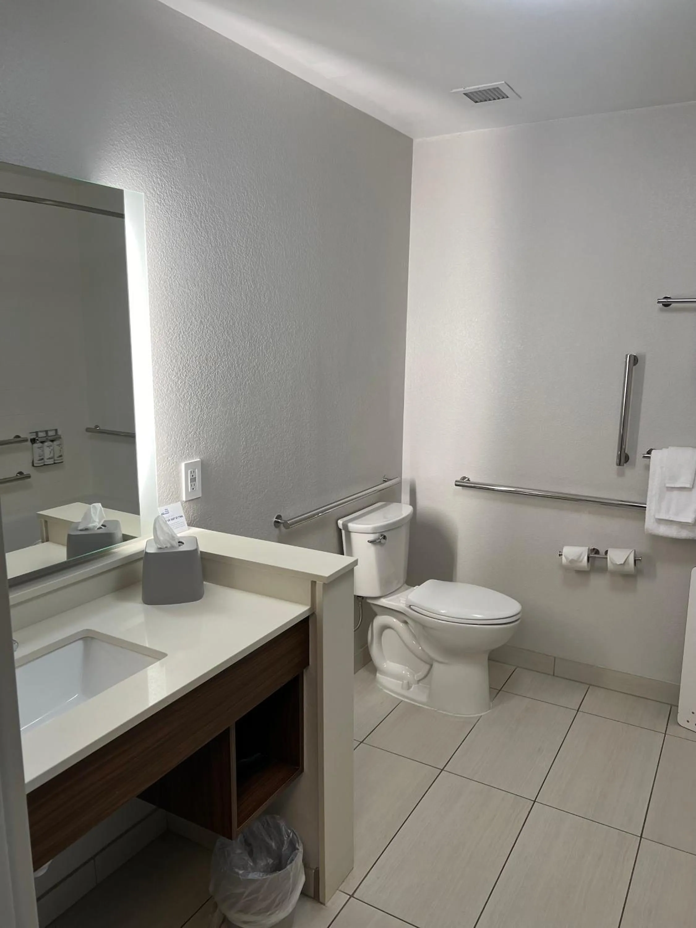 Standard Queen Room with Two Queen Beds and Tub - Mobility/Communications Accessible in Holiday Inn Express & Suites Mobile - University Area by IHG