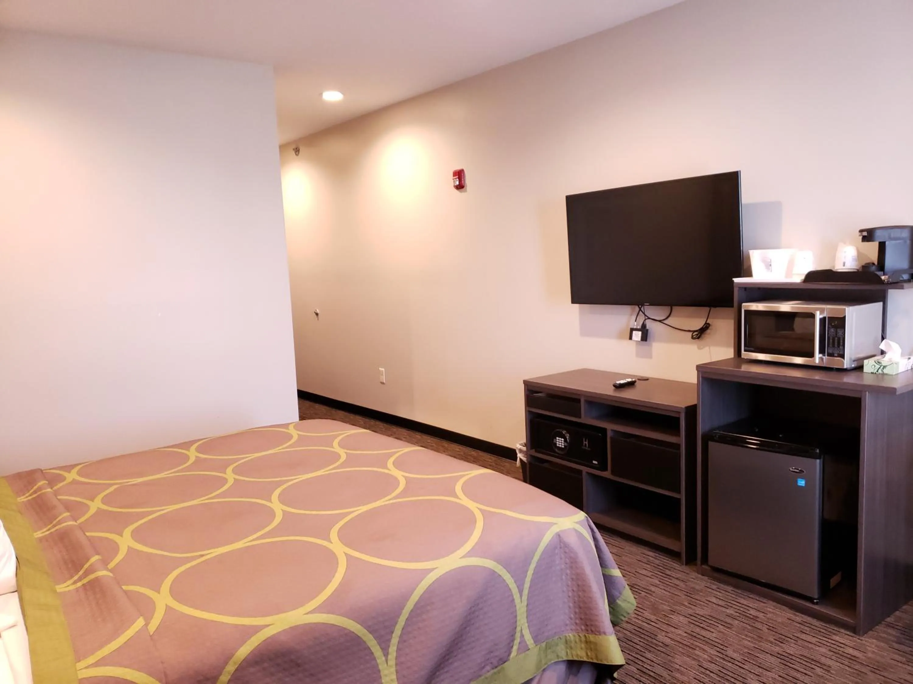 King Room - Mobility Access/Non-Smoking in Super 8 by Wyndham St. Louis North