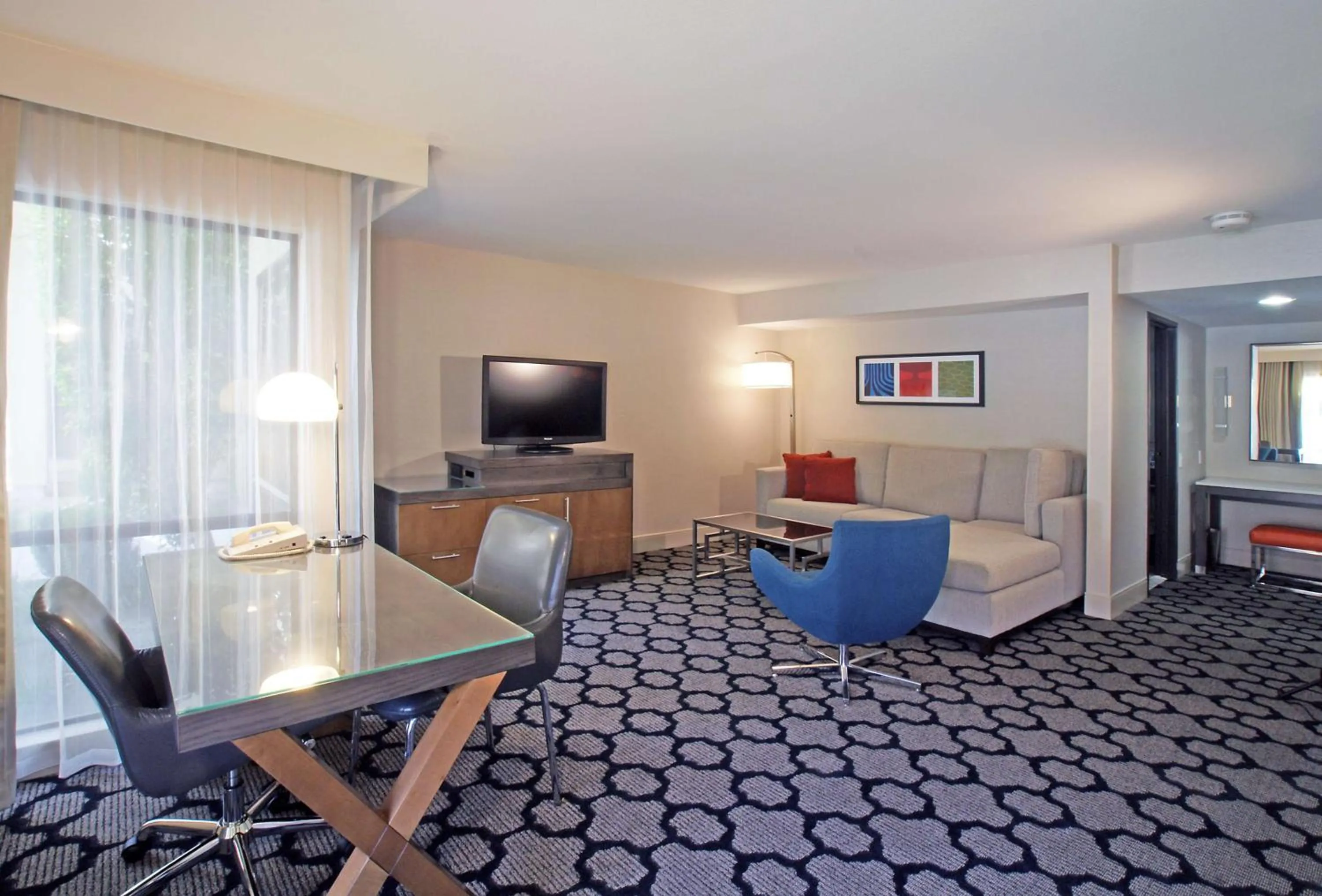 Junior Suite (No Resort Fees) in Hilton Palm Springs