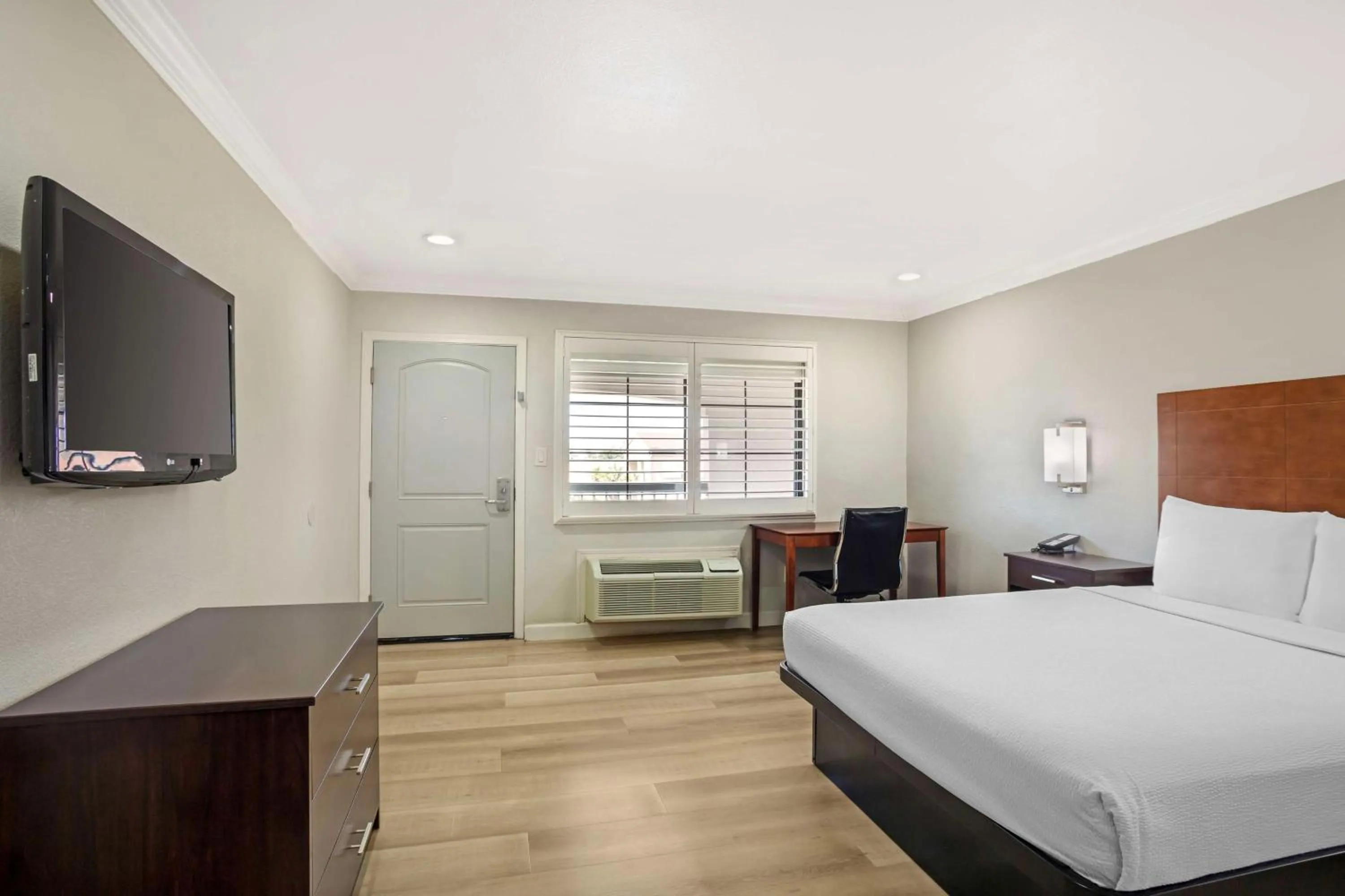 King Room with Roll-in Shower - Disability Access/Non-Smoking in Best Western Inn