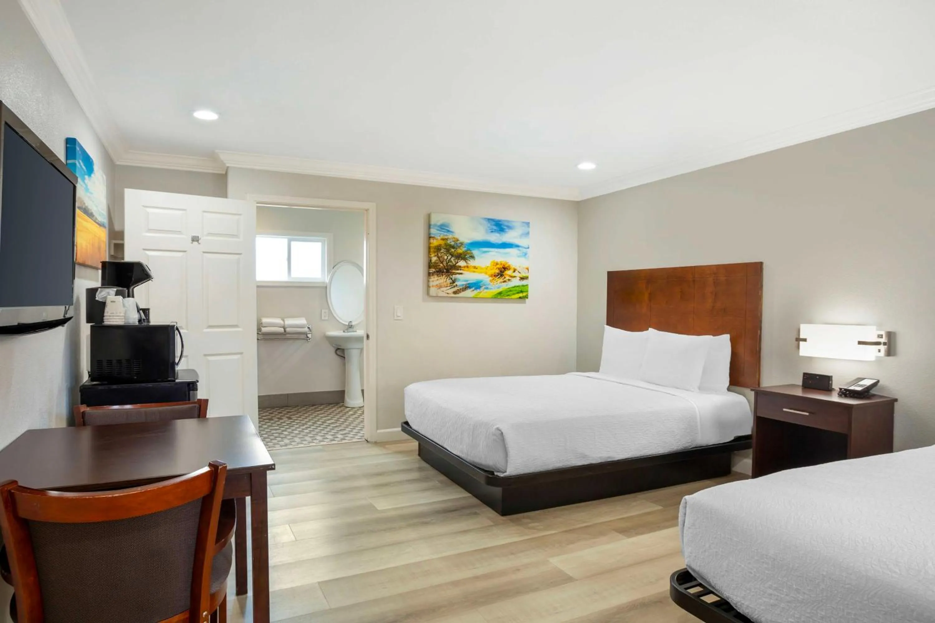 Queen Room with Two Queen Beds and Roll-In Shower - Mobility Access/Non-Smoking in Best Western Inn