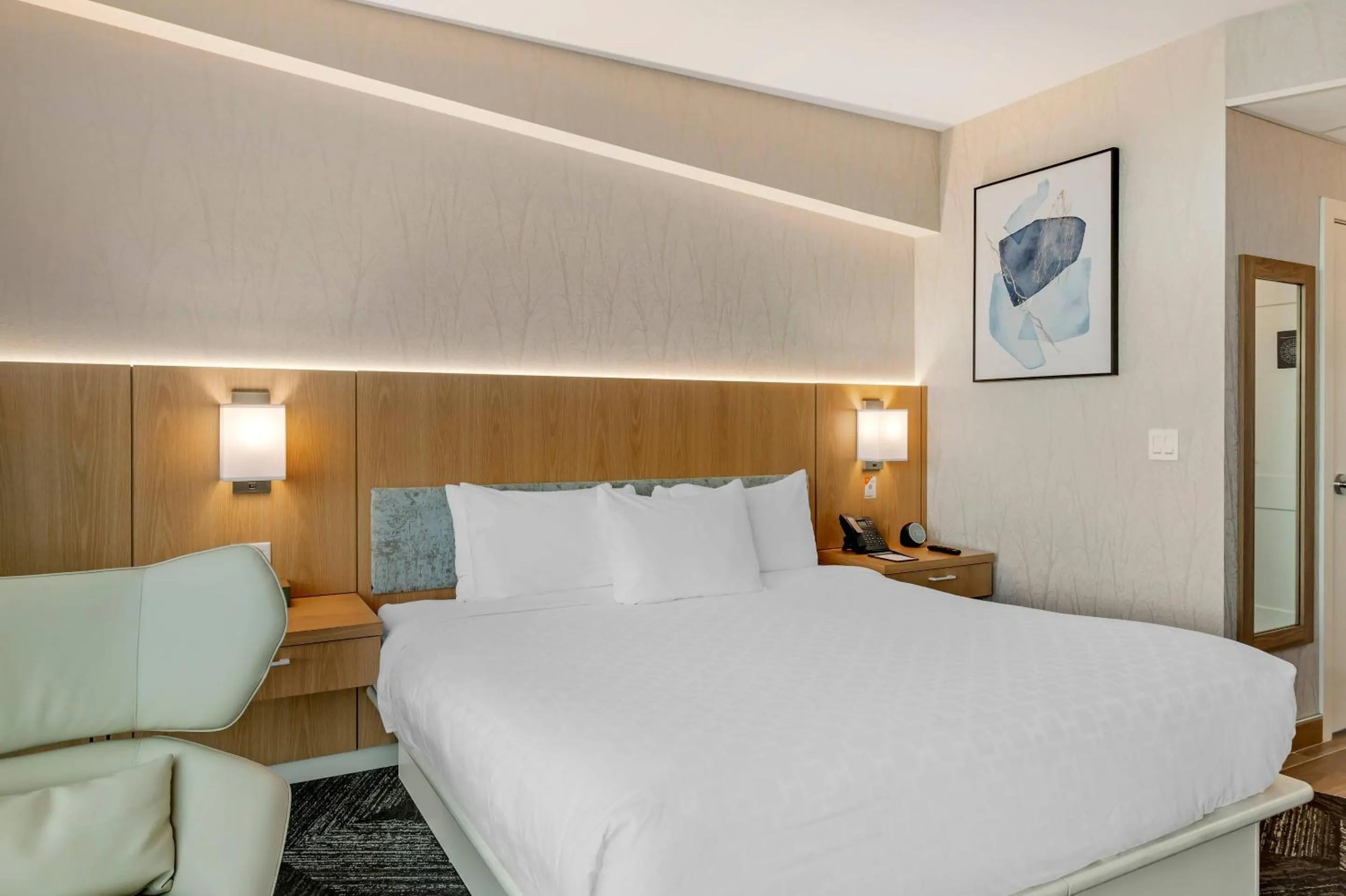 King Room with Lake View - Non-Smoking in Clarion Lakeside Inn & Conference Centre