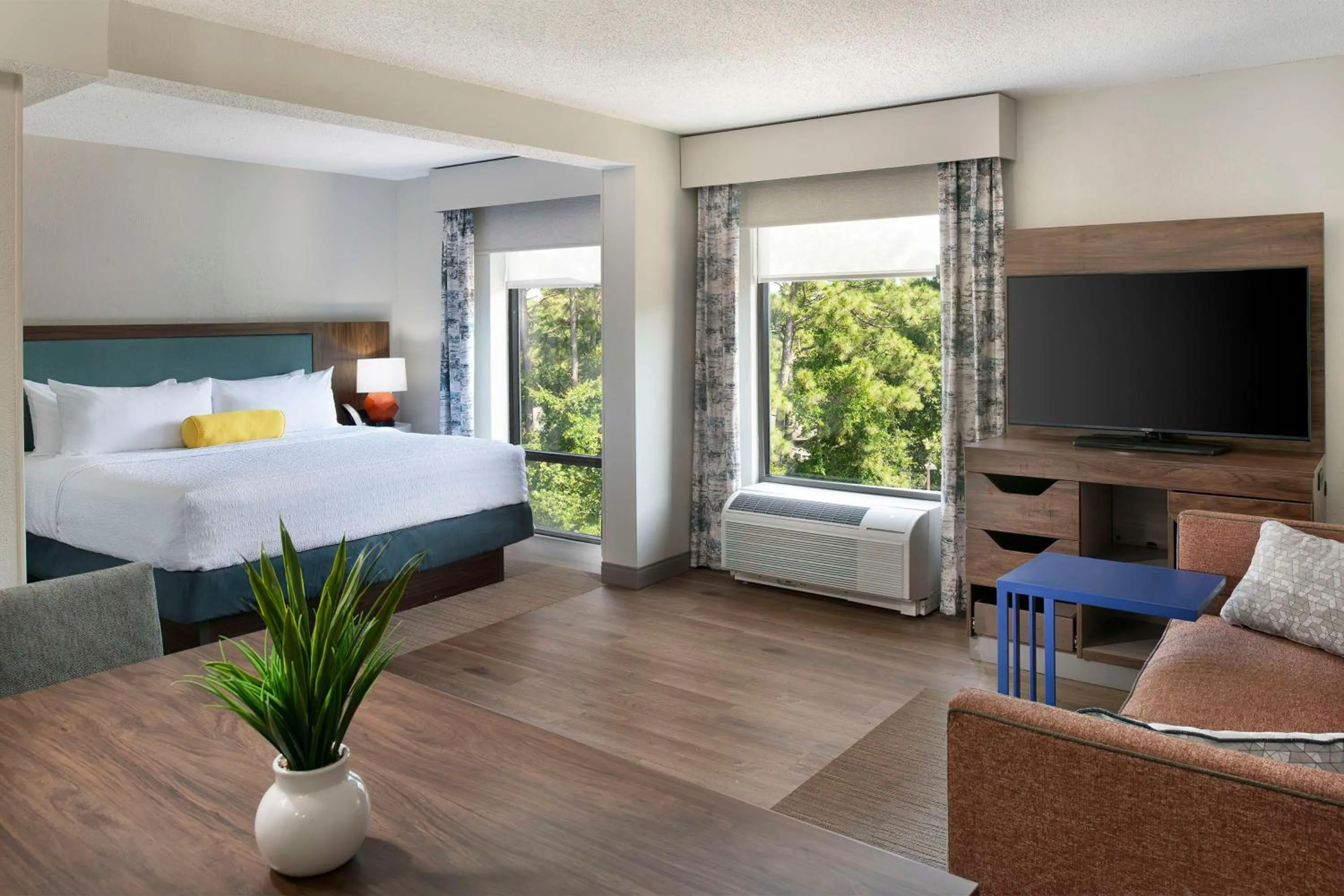 Junior King Suite with Sofa Bed - Non-Smoking in Hampton Inn Northwood