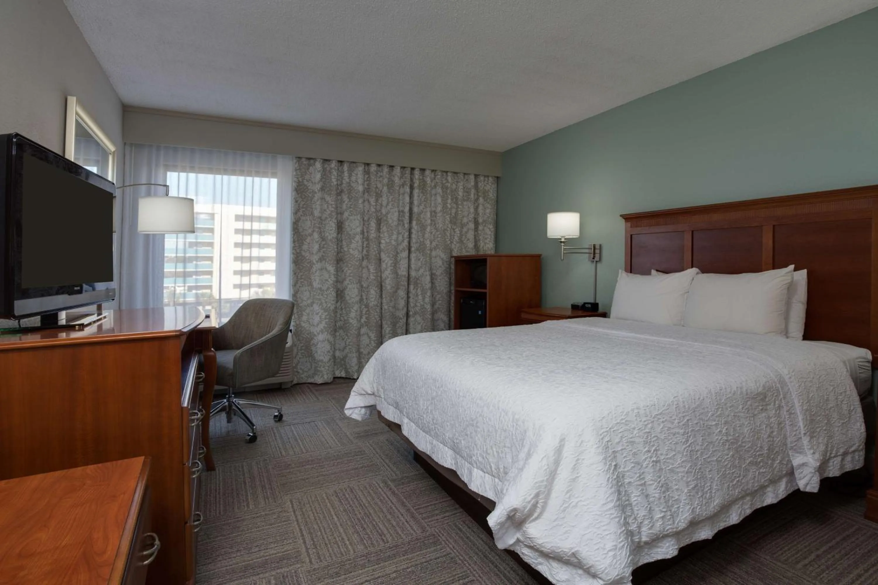 Queen Room - Non-Smoking in Hampton Inn Harbourgate