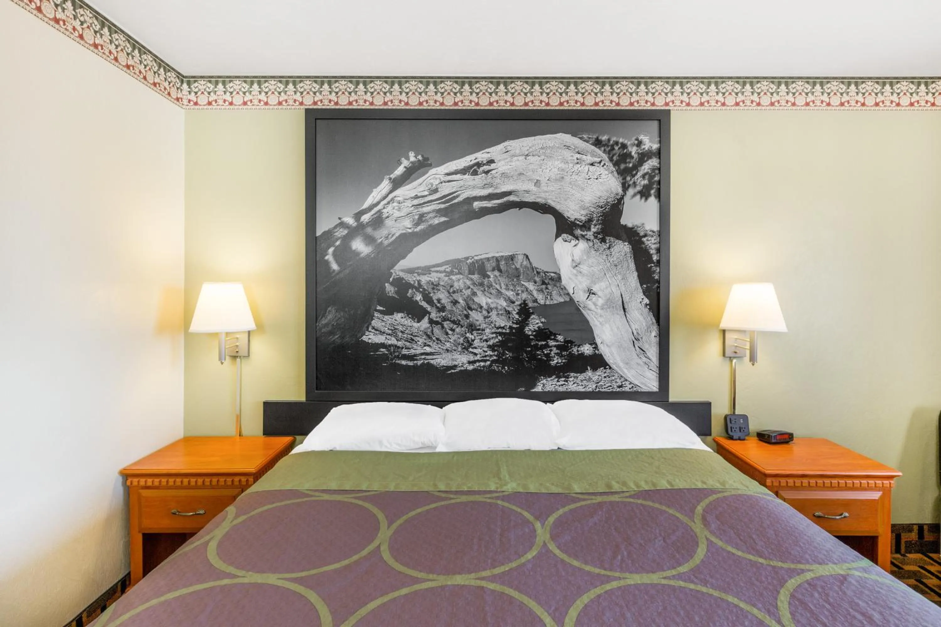 Queen Room - Mobility Access/Non-Smoking in Super 8 by Wyndham Grants Pass