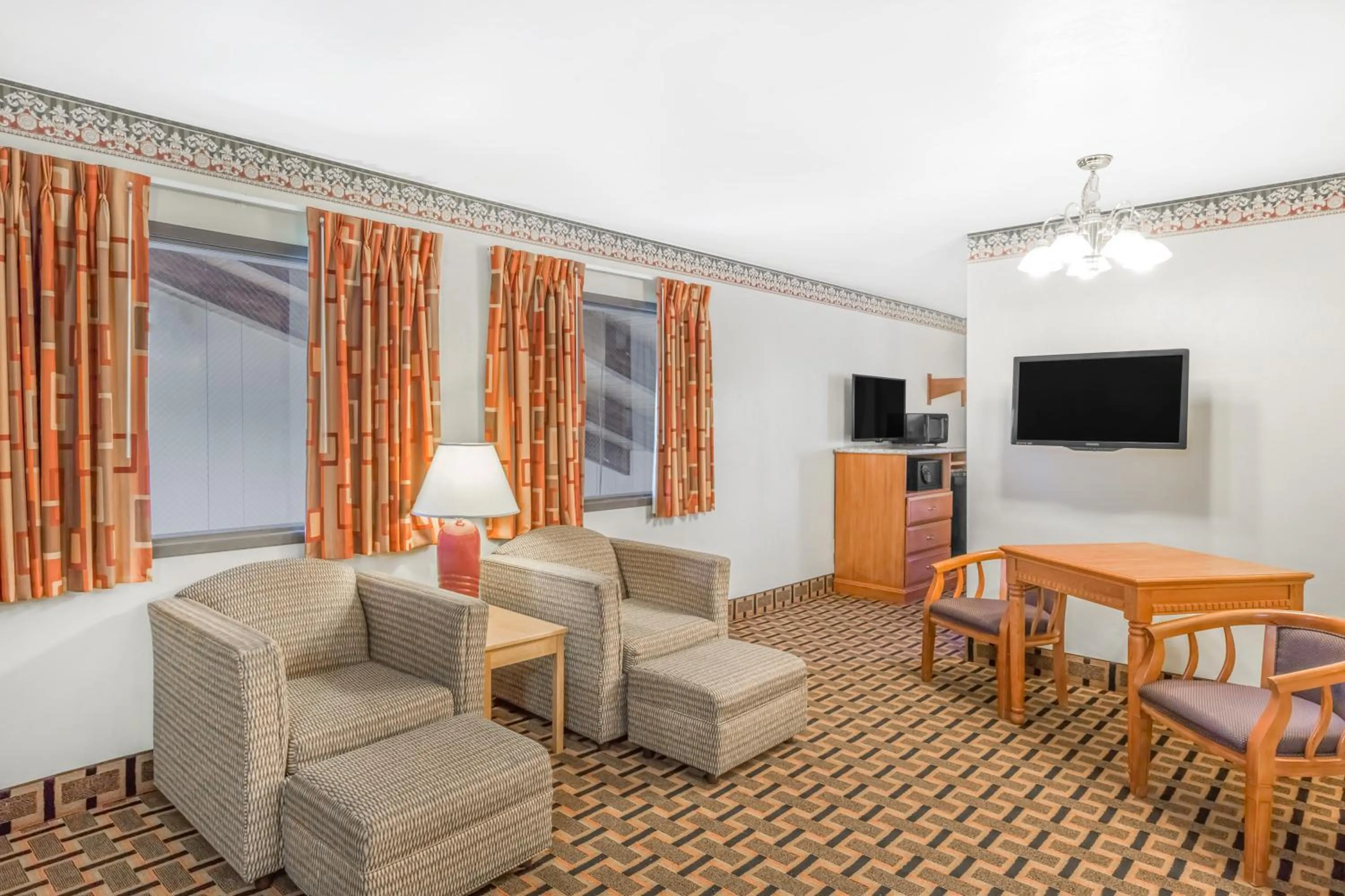 King Studio Suite - Non-Smoking in Super 8 by Wyndham Grants Pass