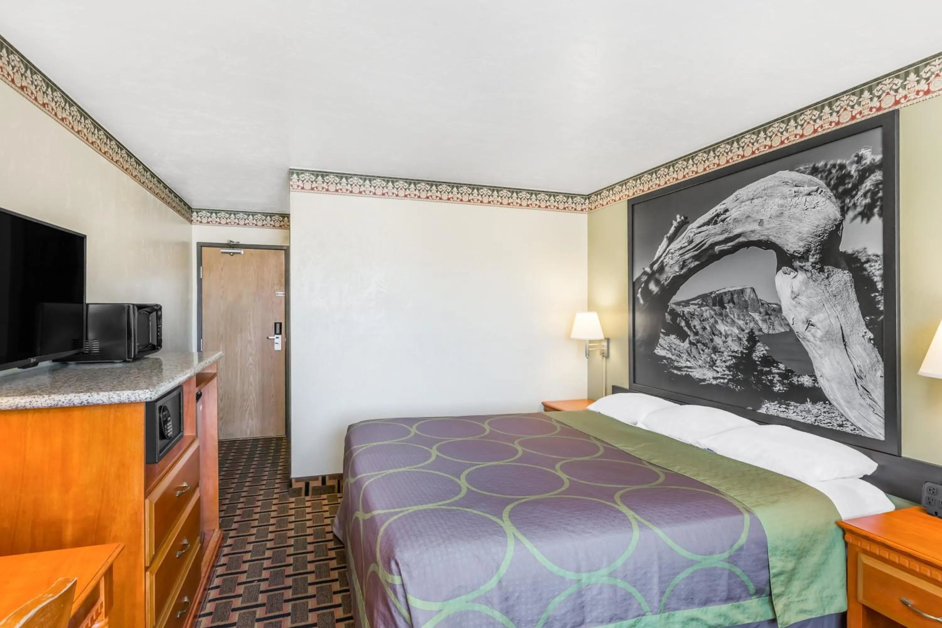 King Room - Non-Smoking in Super 8 by Wyndham Grants Pass