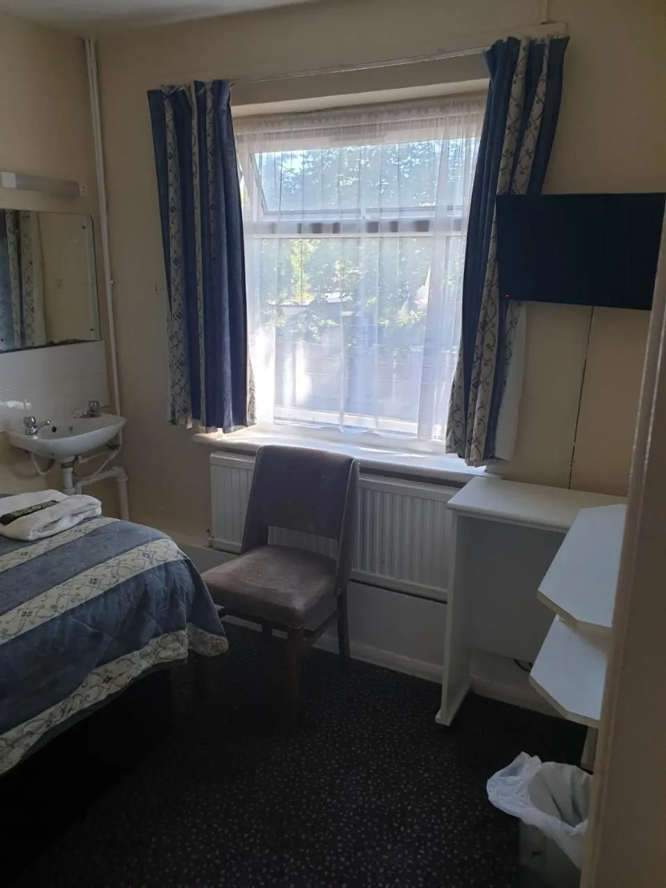 Single Room with Shared Bathroom in Elmhurst Hotel