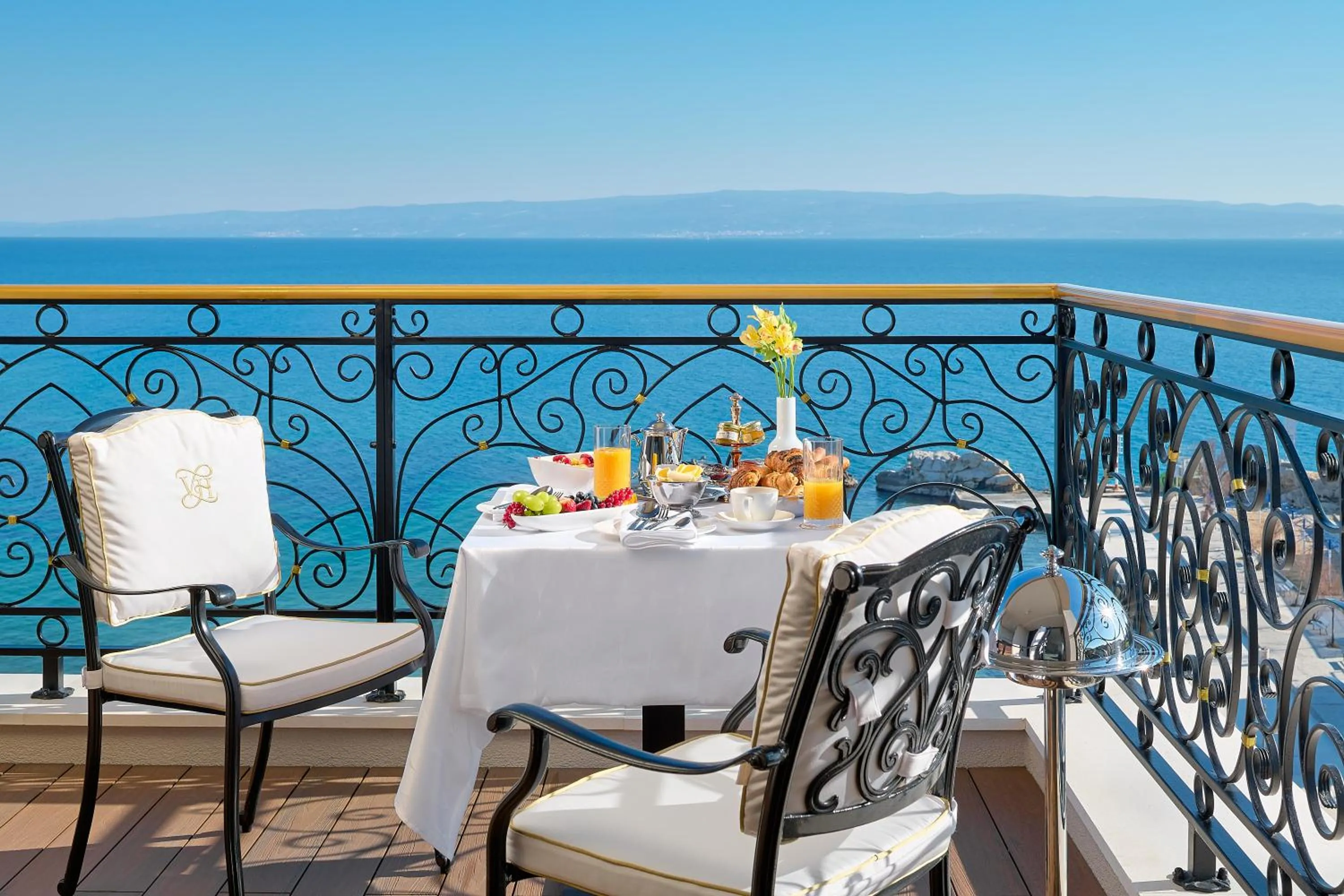 Luxury Suite Sea Front and Outdoor Jacuzzi in Hotel Villa Harmony