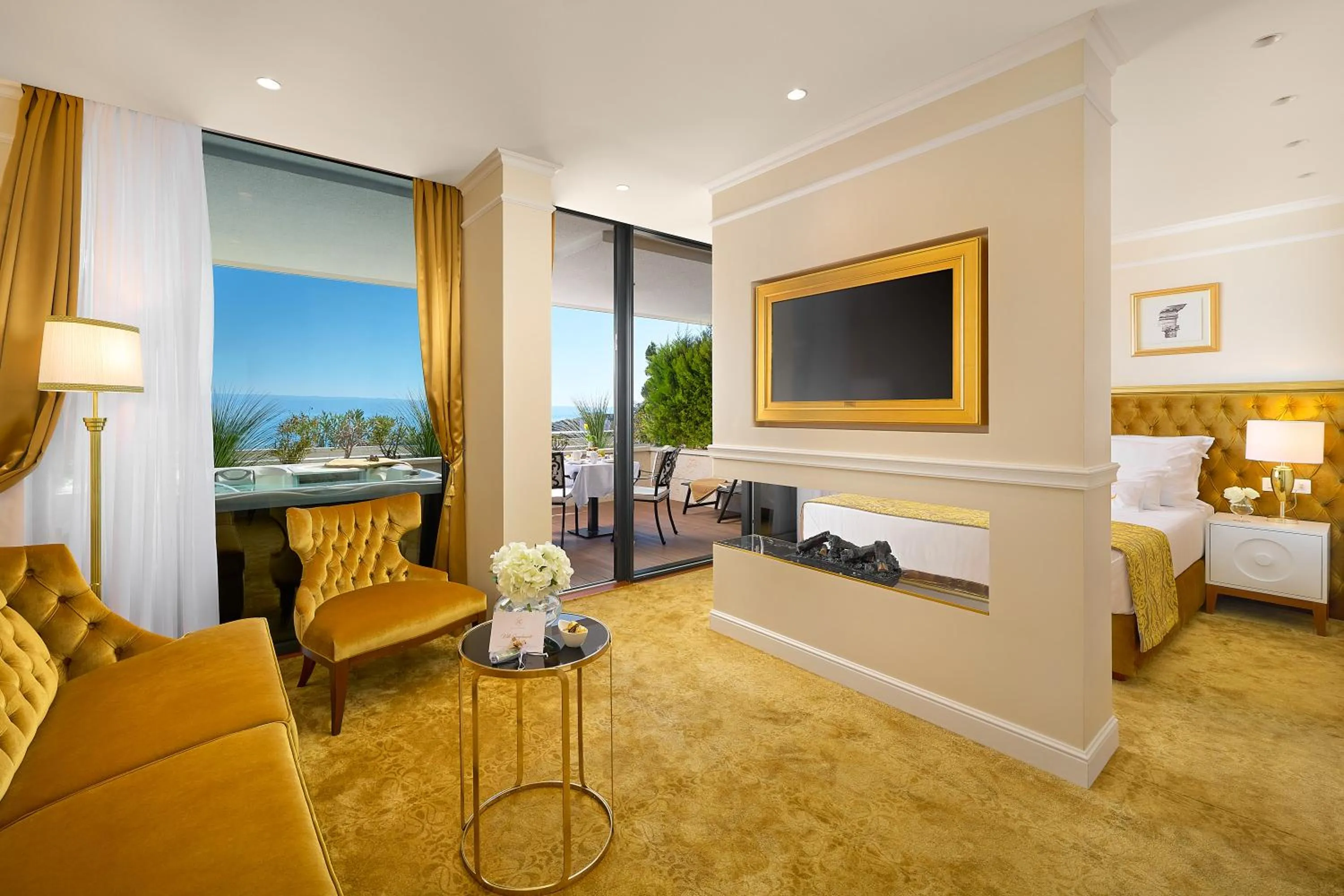 Deluxe Suite Sea Front and Outdoor Jacuzzi in Hotel Villa Harmony