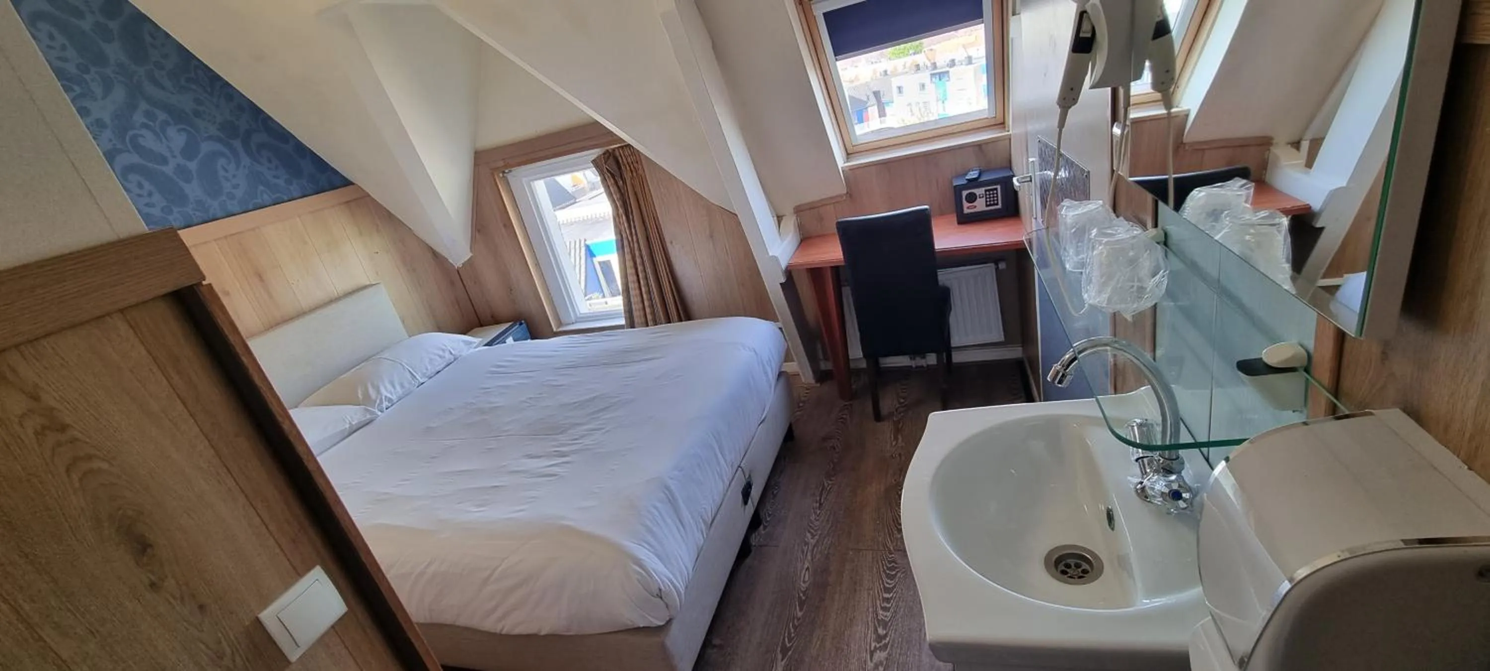 Small Single Room in Hotel Isis