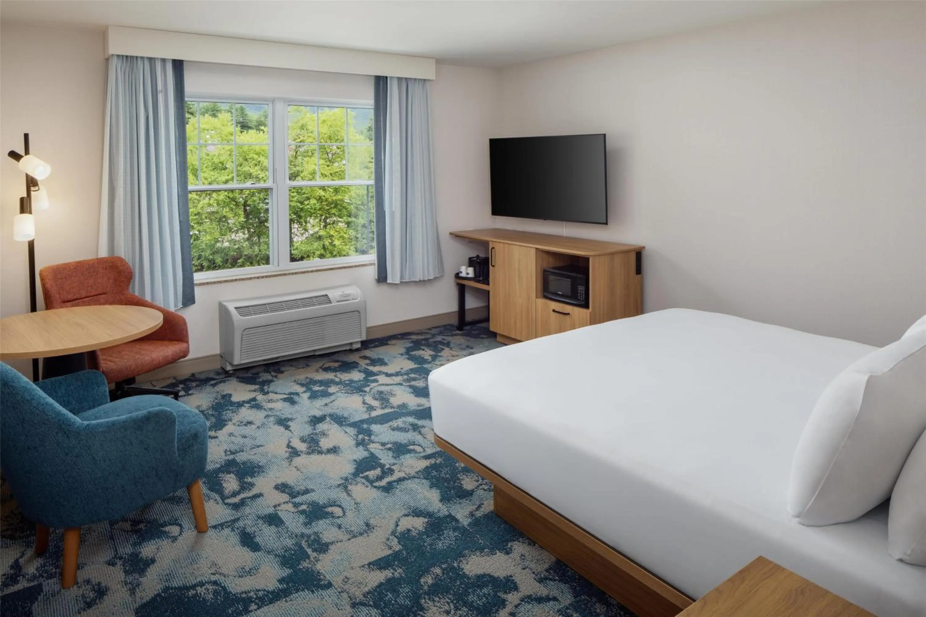 King Room with Accessible Tub - Mobility and Hearing Access/Non-Smoking in Hampton Inn & Suites North Conway