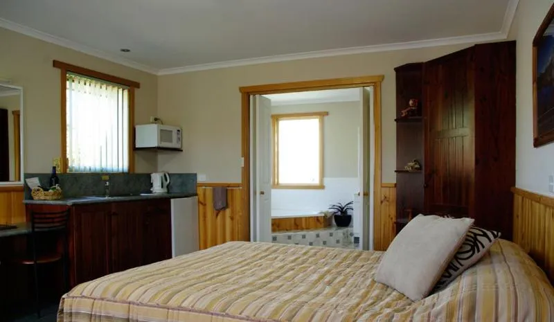 Queen Room with Spa Bath in Kentish Hills Retreat